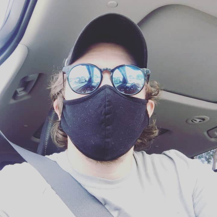 カイル・ガルナーのインスタグラム：「Wear a damn mask. The pandemic isn’t over so stop acting like it is. How hard is it to just pop a mask on at the store? Or when you are out walking around? You can take it off when you get home. We have to look out for each other. Sure a mask isn’t 100% but something is better than nothing. To the “I’m gonna live forever crowd!” there is an uptick in cases of young and healthy people. This virus doesn’t discriminate. To the “i woke up in a free country and you are all sheep for wearing masks!” Crowd...yes you did wake up in a free country but your fellow Americans are dying by the 1000s. If you care about your country you care about it’s citizens. Not wearing a mask says more about you than it does about the so called “mask wearing sheep” you are yelling about. We are still learning what this virus is and how to fight it. Don’t wait until you or someone you love gets sick or worse dies before you take this seriously. Stay safe everyone.」