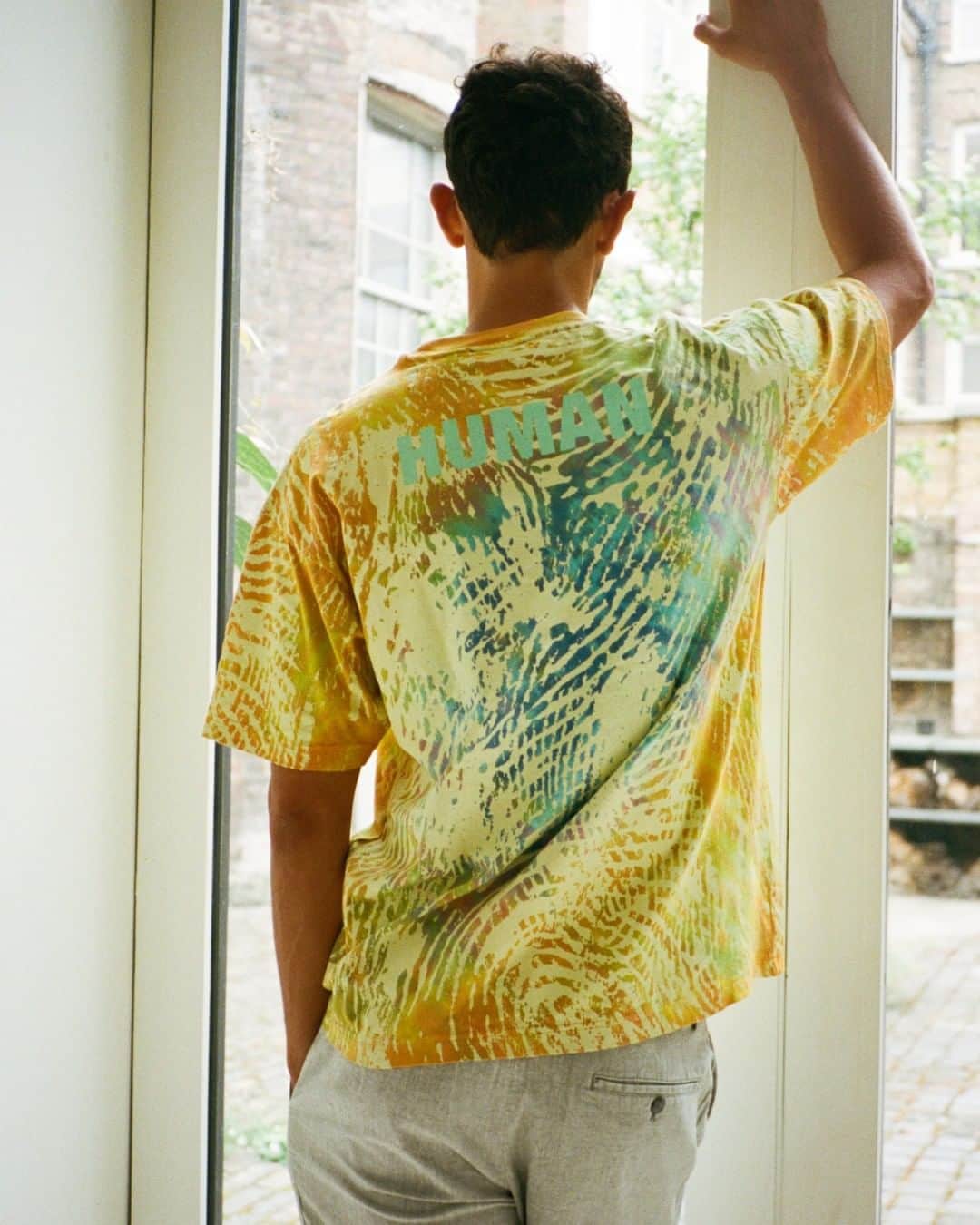 MR PORTERのインスタグラム：「Tie-dye has been trending for the past couple of seasons, which we’re delighted about. Why? Because it's one of the cheeriest, brightest, most optimistic trends we’ve seen in a while. So, if you feel the need for something to lighten the mood, here’s how to shed a bit of your own personal sunshine...」