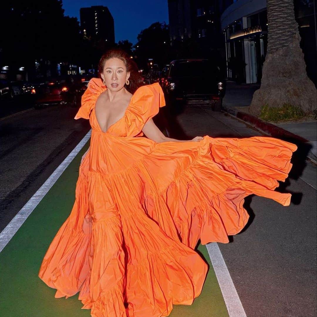 Valentinoさんのインスタグラム写真 - (ValentinoInstagram)「Actress #SandraOh was photographed by @gregswalesart in an orange taffeta dress from #ValentinoSS20 for the June issue of @ellecanada.」6月25日 1時55分 - maisonvalentino