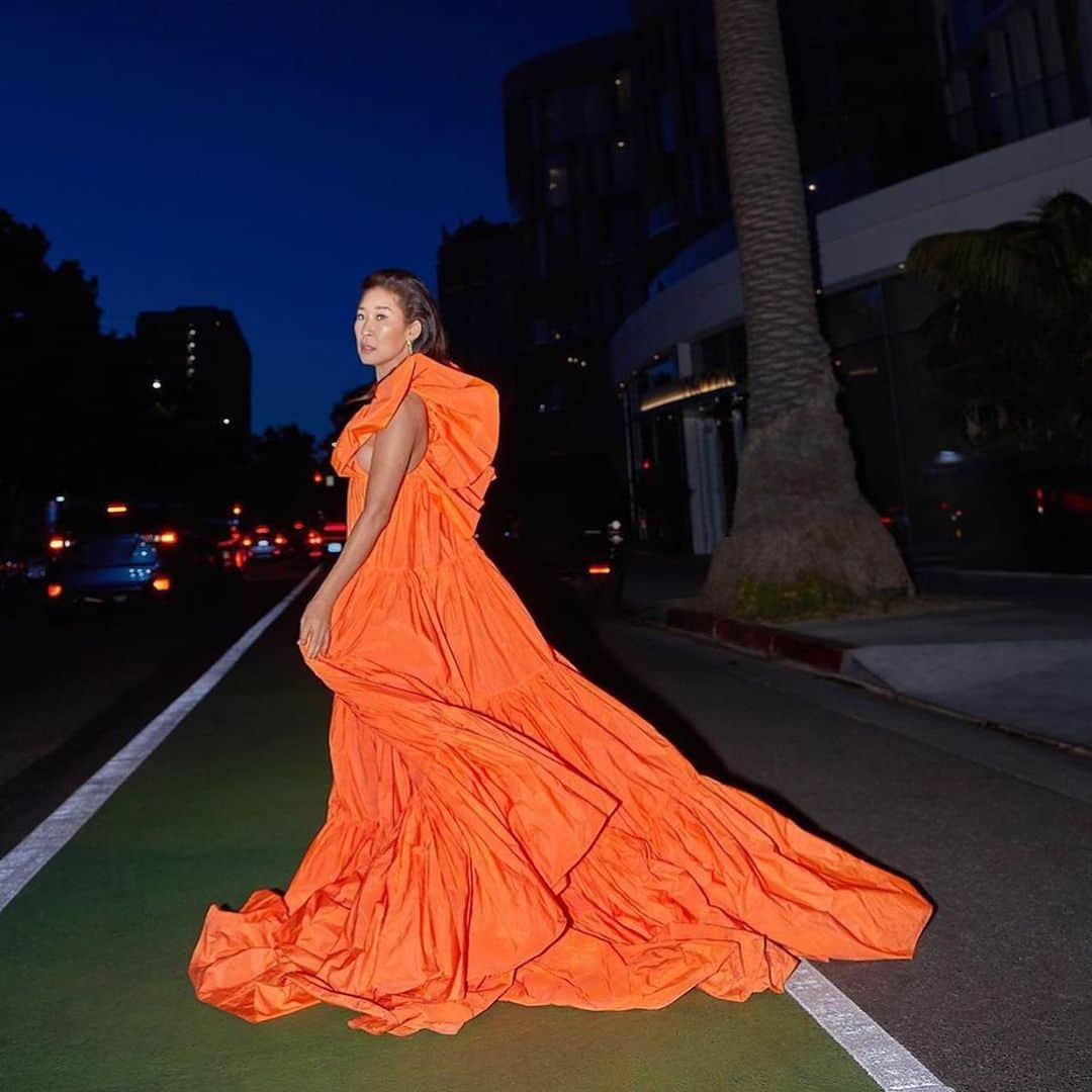 Valentinoさんのインスタグラム写真 - (ValentinoInstagram)「Actress #SandraOh was photographed by @gregswalesart in an orange taffeta dress from #ValentinoSS20 for the June issue of @ellecanada.」6月25日 1時55分 - maisonvalentino