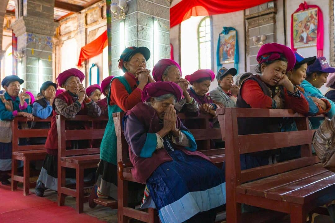 Michael Yamashitaさんのインスタグラム写真 - (Michael YamashitaInstagram)「A Catholic Church in a tiny Tibetan village high up on the banks of the Mekong River? This unlikely location is in the village of Cizhong in Yunnan province built by French and Swiss Jesuit priests more than 150 years ago. In 1951 the last foreign priests were expelled from the country by Mao's government as religion was no longer tolerated in the newly formed state. The church of Cizhong was left to its fate and was later mostly destroyed by Mao's Red Guard. Renovated in the 1980’s, most of Cizhong’s Tibetan residents (80%) remained faithful to their Christian beliefs and now celebrate mass every Sunday presided over by a Chinese priest. In addition to the Christian services, the Catholic priests cultivated grapes producing French wine in Cizhong continuing to this day. The taste? It is not Bordeaux or Burgundy - more like grape juice with alcohol. #cizhong #mekongriver #lancangjiang #catholicchurch」6月25日 1時57分 - yamashitaphoto