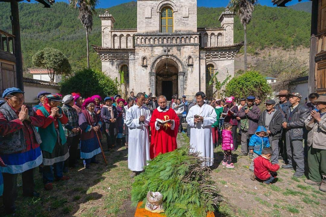 Michael Yamashitaさんのインスタグラム写真 - (Michael YamashitaInstagram)「A Catholic Church in a tiny Tibetan village high up on the banks of the Mekong River? This unlikely location is in the village of Cizhong in Yunnan province built by French and Swiss Jesuit priests more than 150 years ago. In 1951 the last foreign priests were expelled from the country by Mao's government as religion was no longer tolerated in the newly formed state. The church of Cizhong was left to its fate and was later mostly destroyed by Mao's Red Guard. Renovated in the 1980’s, most of Cizhong’s Tibetan residents (80%) remained faithful to their Christian beliefs and now celebrate mass every Sunday presided over by a Chinese priest. In addition to the Christian services, the Catholic priests cultivated grapes producing French wine in Cizhong continuing to this day. The taste? It is not Bordeaux or Burgundy - more like grape juice with alcohol. #cizhong #mekongriver #lancangjiang #catholicchurch」6月25日 1時57分 - yamashitaphoto