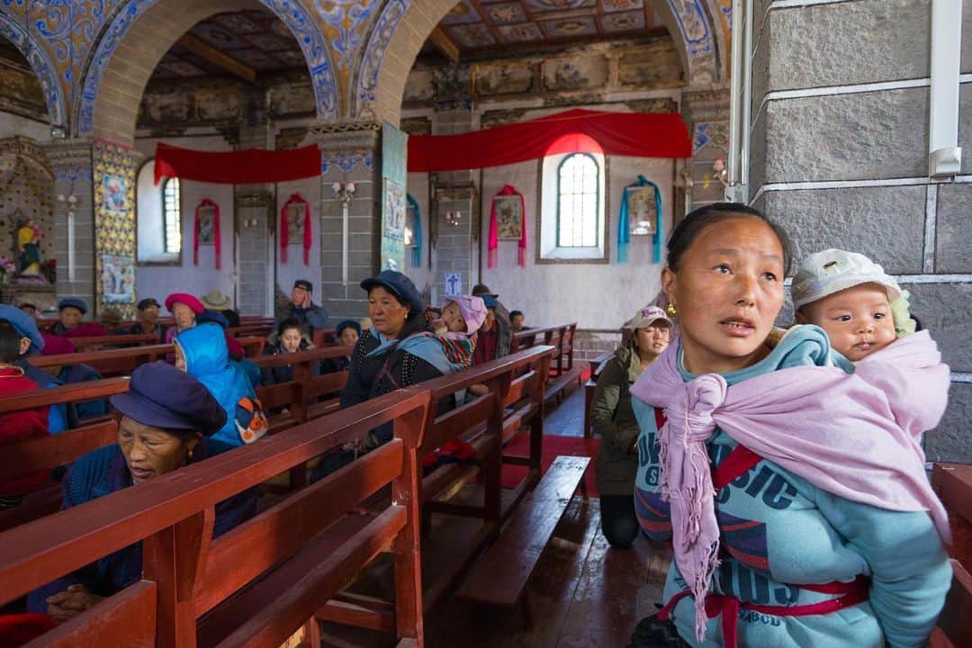 Michael Yamashitaさんのインスタグラム写真 - (Michael YamashitaInstagram)「A Catholic Church in a tiny Tibetan village high up on the banks of the Mekong River? This unlikely location is in the village of Cizhong in Yunnan province built by French and Swiss Jesuit priests more than 150 years ago. In 1951 the last foreign priests were expelled from the country by Mao's government as religion was no longer tolerated in the newly formed state. The church of Cizhong was left to its fate and was later mostly destroyed by Mao's Red Guard. Renovated in the 1980’s, most of Cizhong’s Tibetan residents (80%) remained faithful to their Christian beliefs and now celebrate mass every Sunday presided over by a Chinese priest. In addition to the Christian services, the Catholic priests cultivated grapes producing French wine in Cizhong continuing to this day. The taste? It is not Bordeaux or Burgundy - more like grape juice with alcohol. #cizhong #mekongriver #lancangjiang #catholicchurch」6月25日 1時57分 - yamashitaphoto