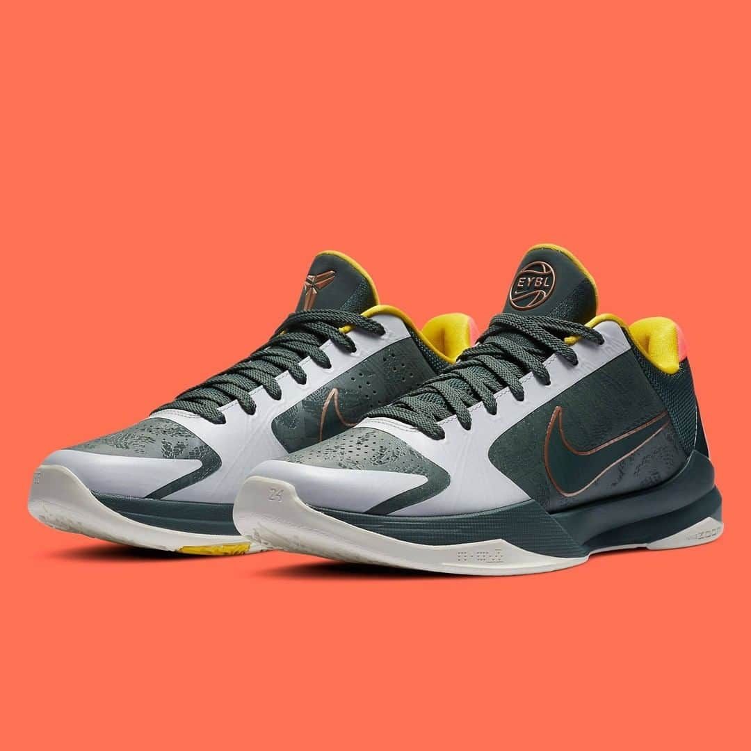 Sneaker Newsさんのインスタグラム写真 - (Sneaker NewsInstagram)「Another Nike Kobe 5 Protro EYBL PE in "Forest Green" has emerged. While the first tie-dye version was made just for the EYBL athletes, this second version could see a release once Nike decides to return to the Kobe footwear release plans. Hit the link in our bio for a closer look.」6月25日 2時07分 - sneakernews