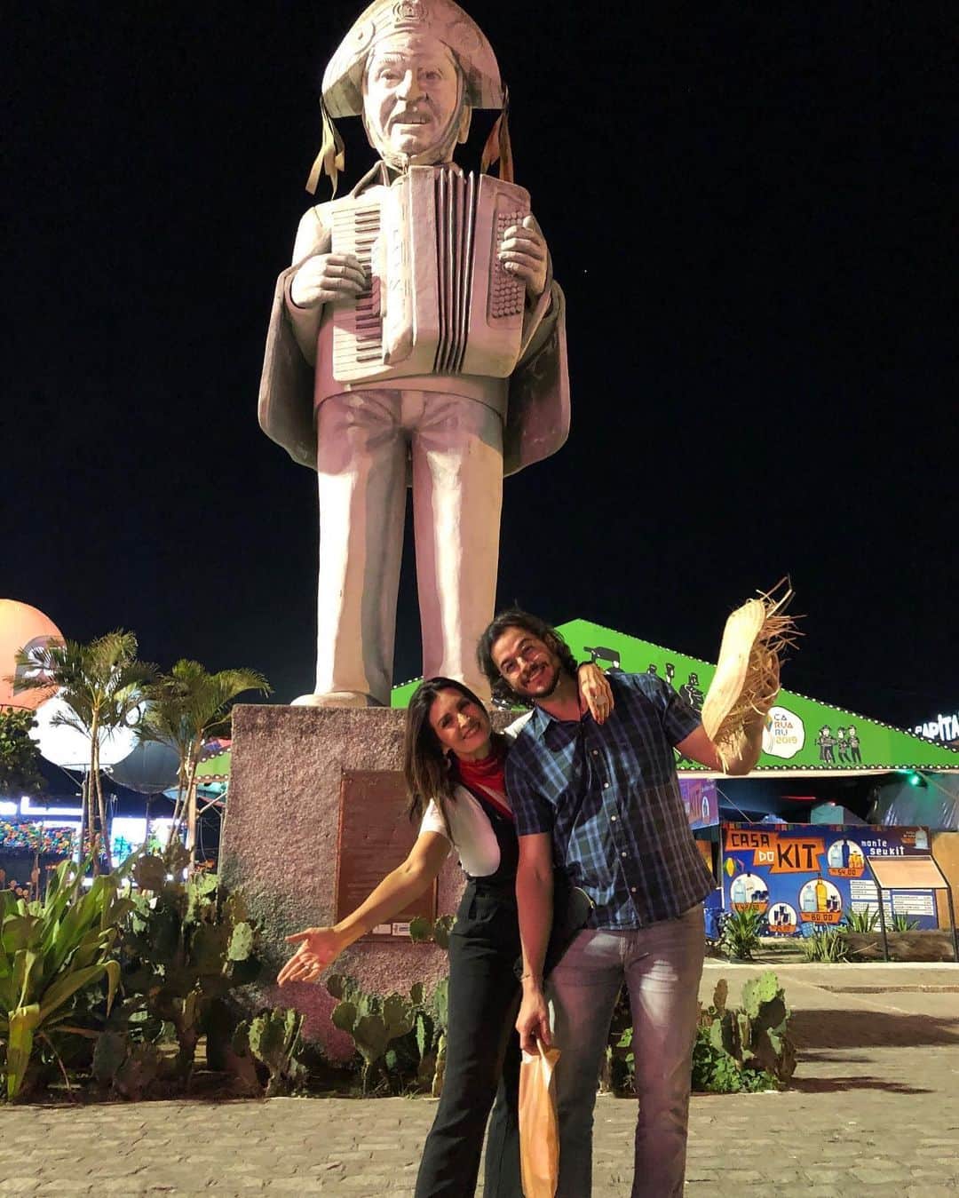 ファチマ・ベルナルデスのインスタグラム：「Feliz São João pra todo mundo. Muitas lembranças boas. Da comida, do cheiro das ruas, da alegria, das quadrilhas. Pelo menos ainda temos a música - que embala essa festa - e as fotos pra ajudar a matar a saudade. #saojoao」