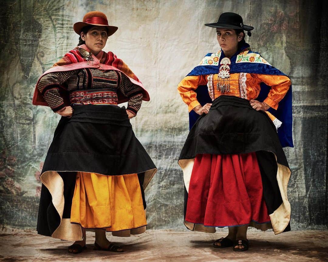 マリオ・テスティーノのインスタグラム：「Today, Peru celebrates the Inti Raymi festival that remembers the beginning of the Inca cyclical time. Peruvian festivities are an expression of our traditions portrayed in costume and by dance. They have brought me a lot of pleasure to document, and I hope to continue doing so since we have so many! ⁣ -⁣⁣⁣ Hoy, Perú celebra el Inti Raymi, fiesta que conmemora el inicio del tiempo cíclico inca. Las festividades peruanas son una expresión de nuestras tradiciones a través de trajes y bailes. Me ha traído mucho placer documentarlas, ¡y espero seguir haciéndolo ya que tenemos tantas!⁣⁣⁣ -⁣⁣⁣ Mestiza women’s traditional dresses, recreated from Cusco’s historical photographs, Cusco, Peru, 2017⁣⁣⁣ ⁣⁣⁣ #MarioTestino #IntiRaymi #AltaModa #Cusco #Peru⁣⁣⁣」