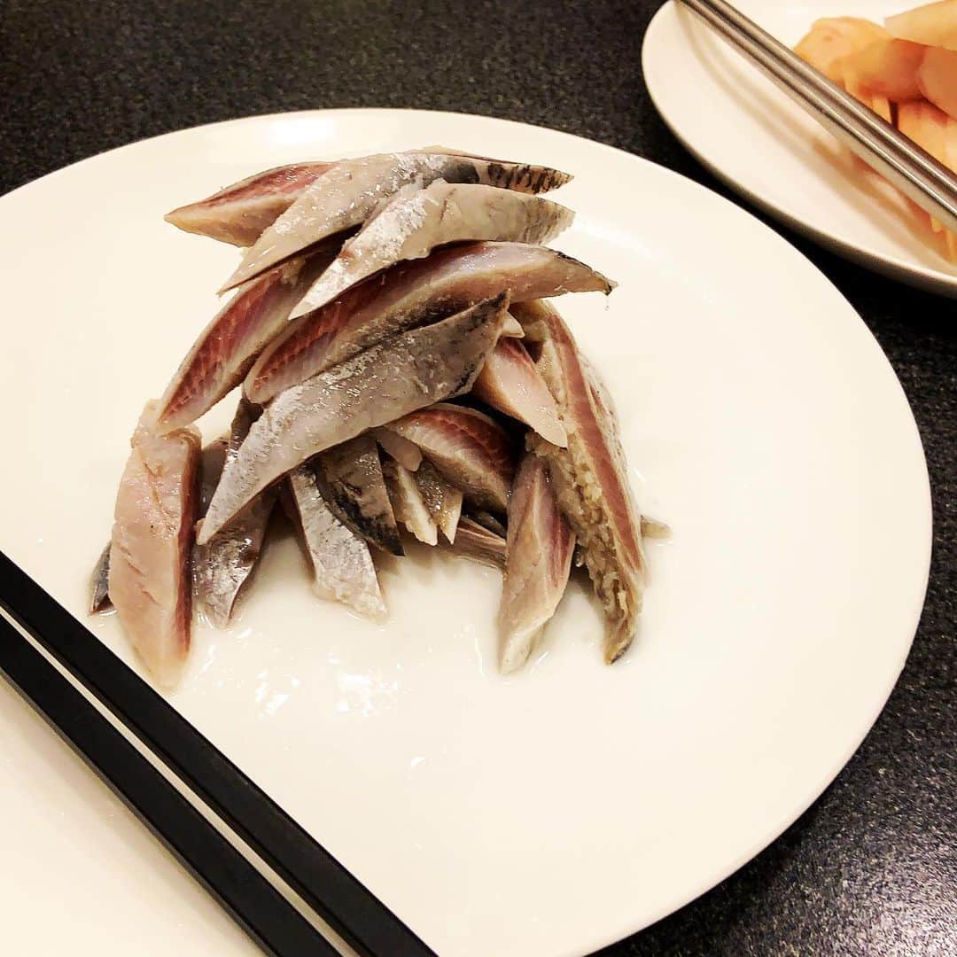 志摩有子さんのインスタグラム写真 - (志摩有子Instagram)「昨年の冬以来の敦煌。夏らしいメニューの数々、食べれば食べるほど元気になる。　 ご夫妻ともお元気で何より。  #曙橋敦煌」6月25日 2時15分 - ariko418