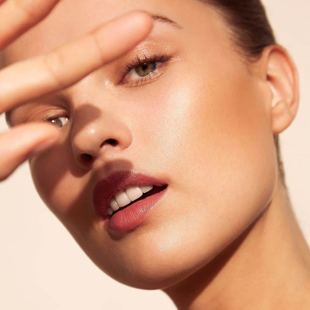 ドゥラメールのインスタグラム：「Good to glow. Go beyond bronze with a brightening touch of The Hydrating Illuminator before the NEW limited-edition The Bronzing Powder.」