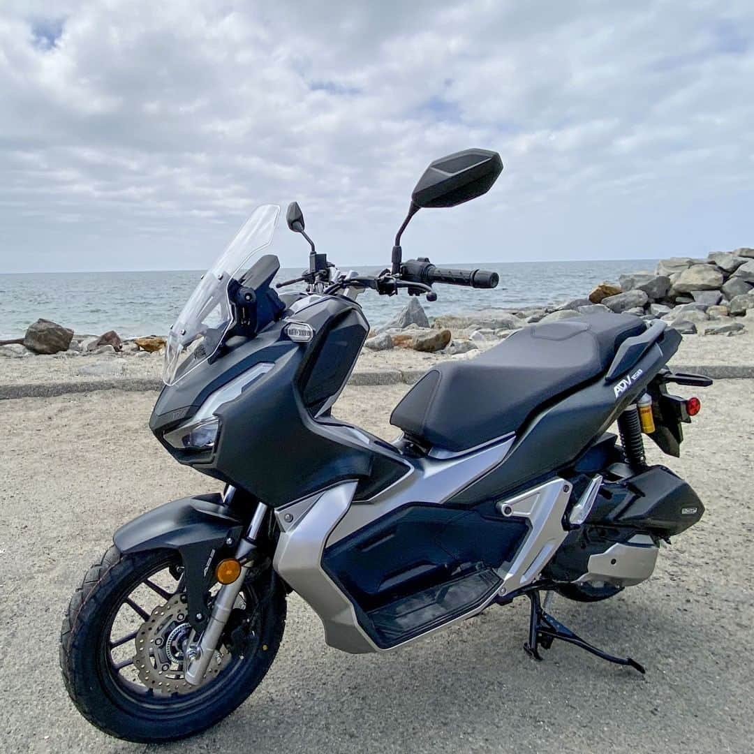 Honda Powersports USさんのインスタグラム写真 - (Honda Powersports USInstagram)「Perfect for a gnarly commute, smooth enough for weekend fun riding, the 2021 ADV150 proves that adventure truly comes in all sizes. Where would you take your adventure? #adv150」6月25日 2時25分 - honda_powersports_us
