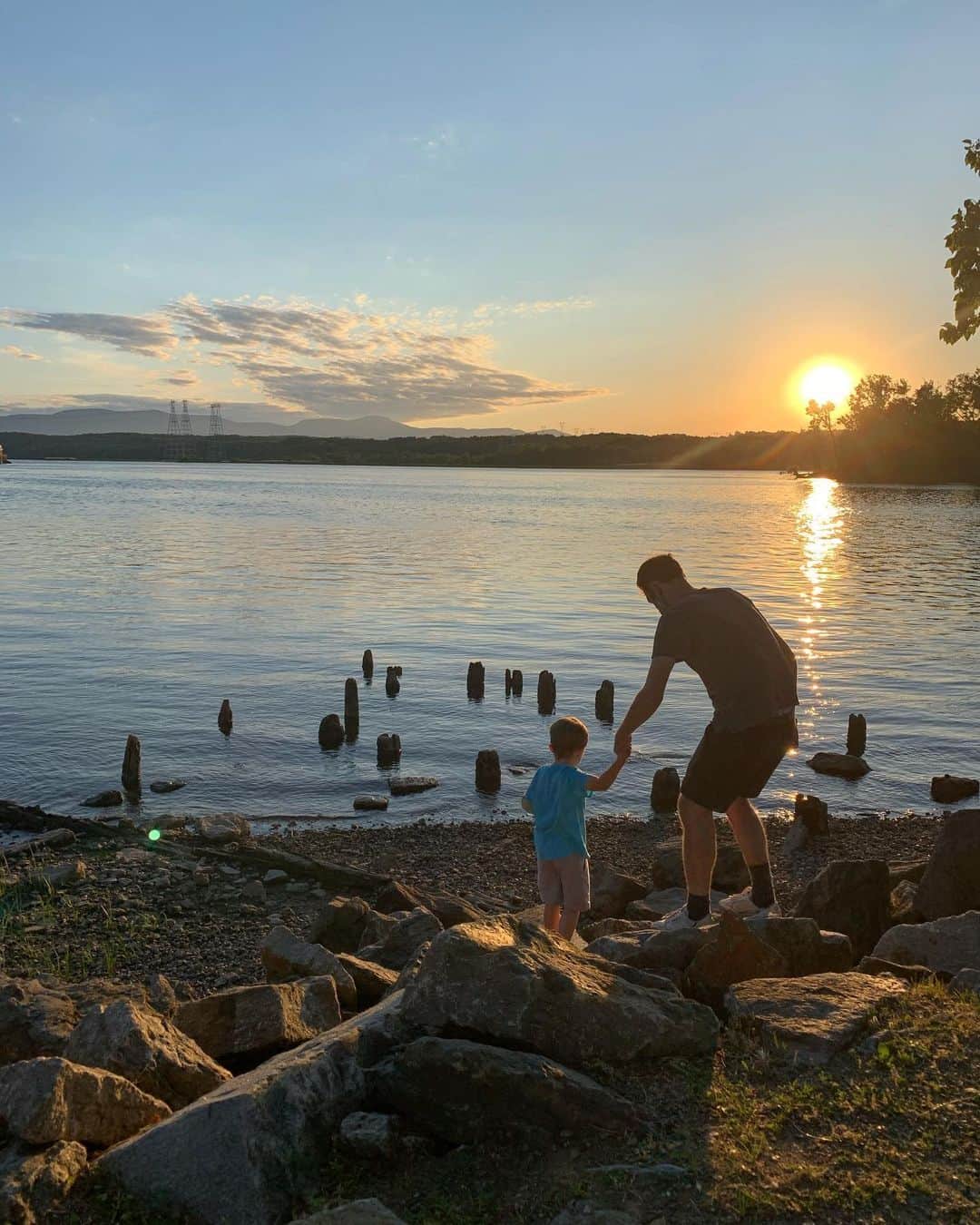 クレア・コフィーのインスタグラム：「we saw a river otter, too!」