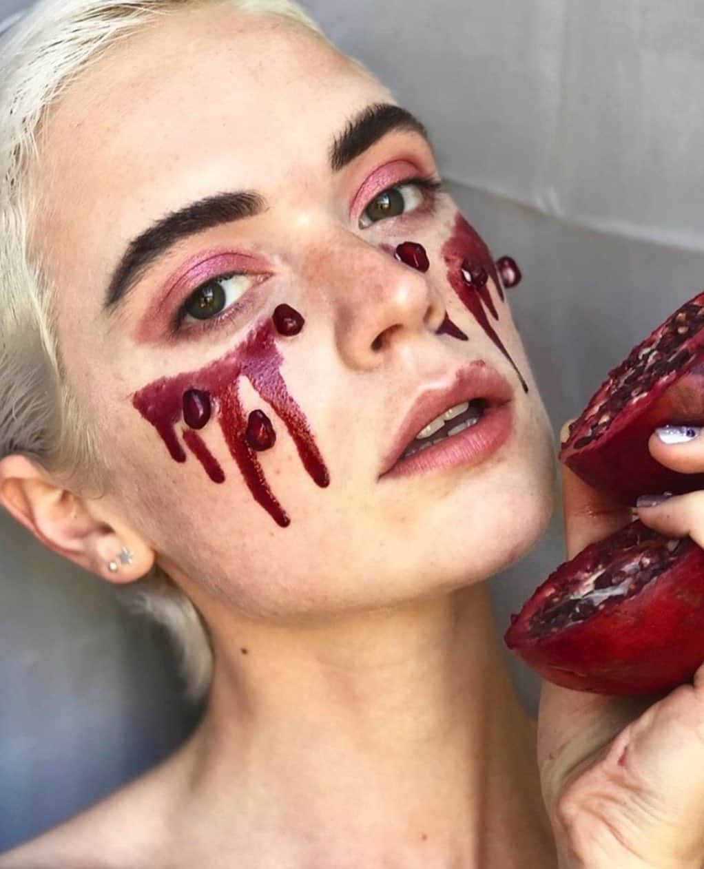 タイラ・バンクスさんのインスタグラム写真 - (タイラ・バンクスInstagram)「Around the kitchen, but make it fashion (and art)… @claud_barnard #MakeItFashion #StuffInTheKitchen #Pomegranates」6月25日 2時39分 - tyrabanks