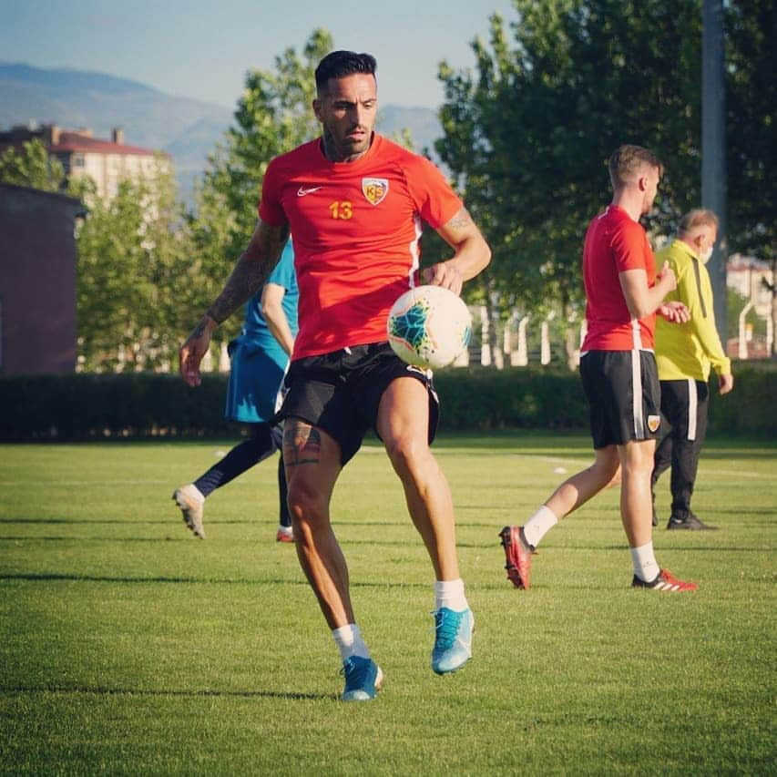 ミゲル・ロペスのインスタグラム：「Trust in the process 🔥😏🤫 #iamback #kayserispor」