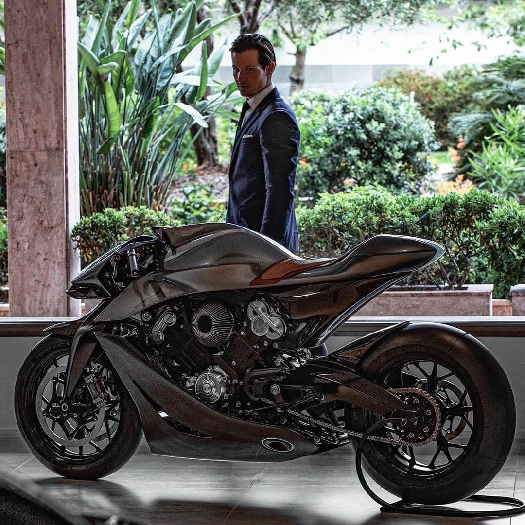 CARLiFESTYLEさんのインスタグラム写真 - (CARLiFESTYLEInstagram)「🏍 @tomclaeren gives us a look at the first Aston Martin motorbike, AMB 001, what do you think about the design? #carlifestyle」6月25日 2時47分 - carlifestyle