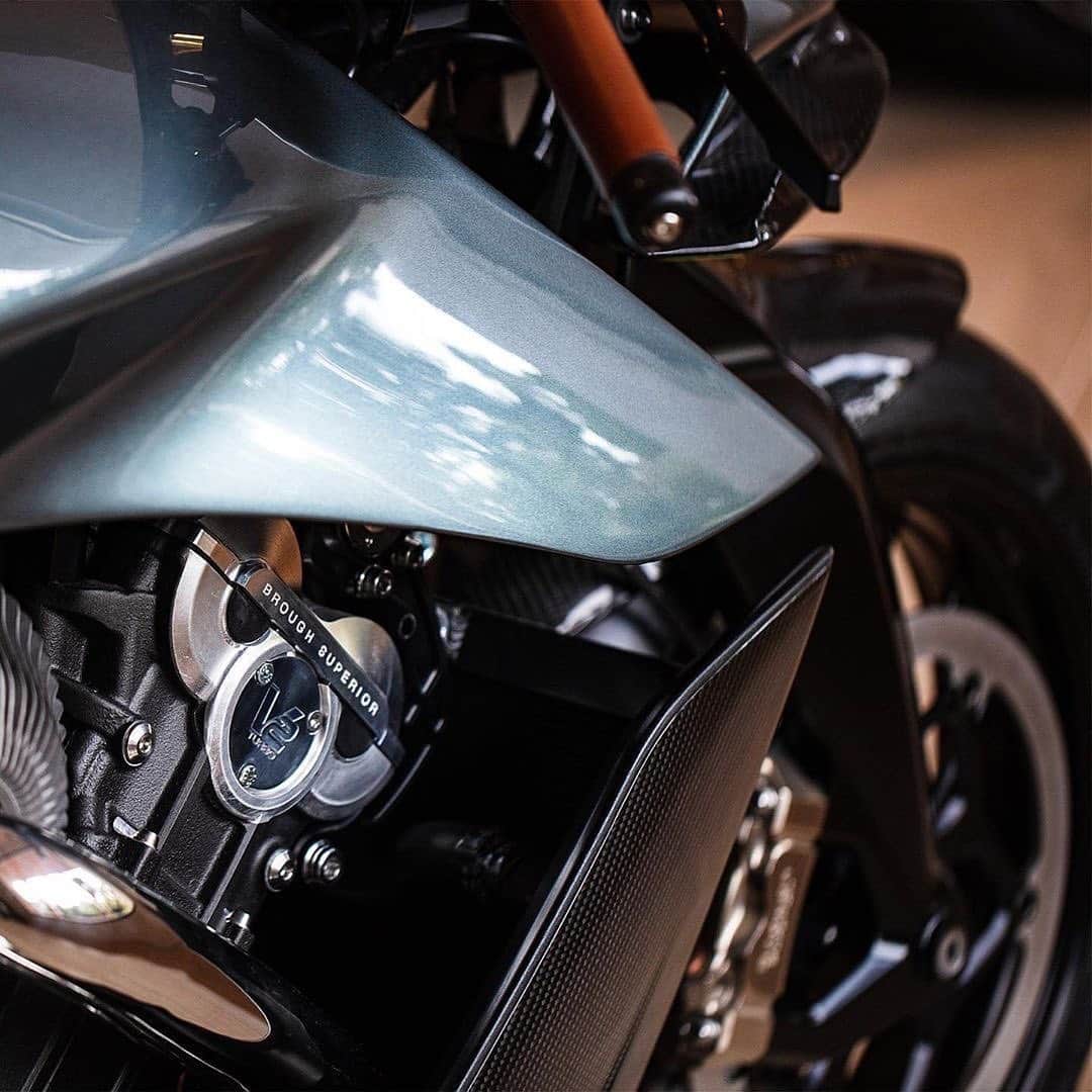 CARLiFESTYLEさんのインスタグラム写真 - (CARLiFESTYLEInstagram)「🏍 @tomclaeren gives us a look at the first Aston Martin motorbike, AMB 001, what do you think about the design? #carlifestyle」6月25日 2時47分 - carlifestyle
