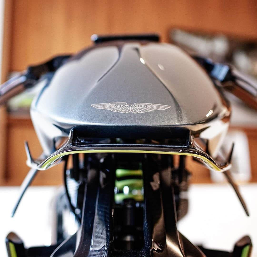 CARLiFESTYLEさんのインスタグラム写真 - (CARLiFESTYLEInstagram)「🏍 @tomclaeren gives us a look at the first Aston Martin motorbike, AMB 001, what do you think about the design? #carlifestyle」6月25日 2時47分 - carlifestyle