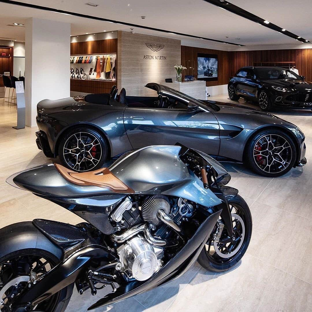 CARLiFESTYLEさんのインスタグラム写真 - (CARLiFESTYLEInstagram)「🏍 @tomclaeren gives us a look at the first Aston Martin motorbike, AMB 001, what do you think about the design? #carlifestyle」6月25日 2時47分 - carlifestyle