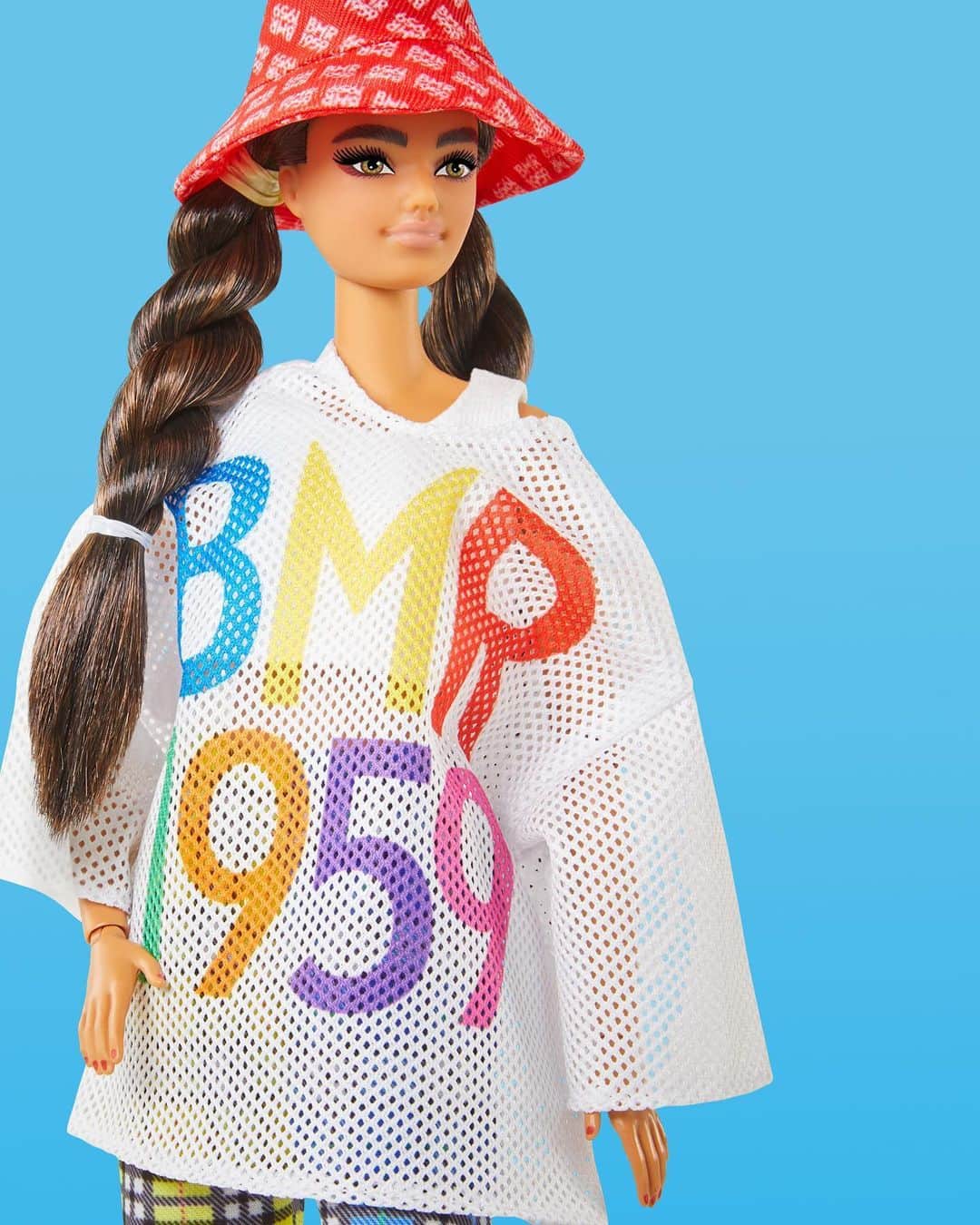 バービーさんのインスタグラム写真 - (バービーInstagram)「So fresh. So clean. So #Barbie.  This second collection in the #BMR1959 line celebrates Barbie’s fashion heritage by drawing inspiration from today’s hottest streetwear trends. Which look is your favorite?」6月25日 2時50分 - barbie