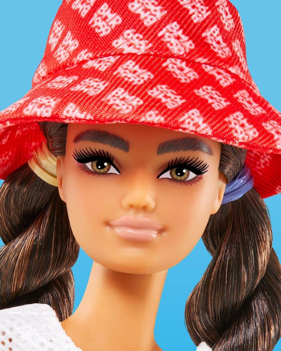 バービーさんのインスタグラム写真 - (バービーInstagram)「So fresh. So clean. So #Barbie.  This second collection in the #BMR1959 line celebrates Barbie’s fashion heritage by drawing inspiration from today’s hottest streetwear trends. Which look is your favorite?」6月25日 2時50分 - barbie