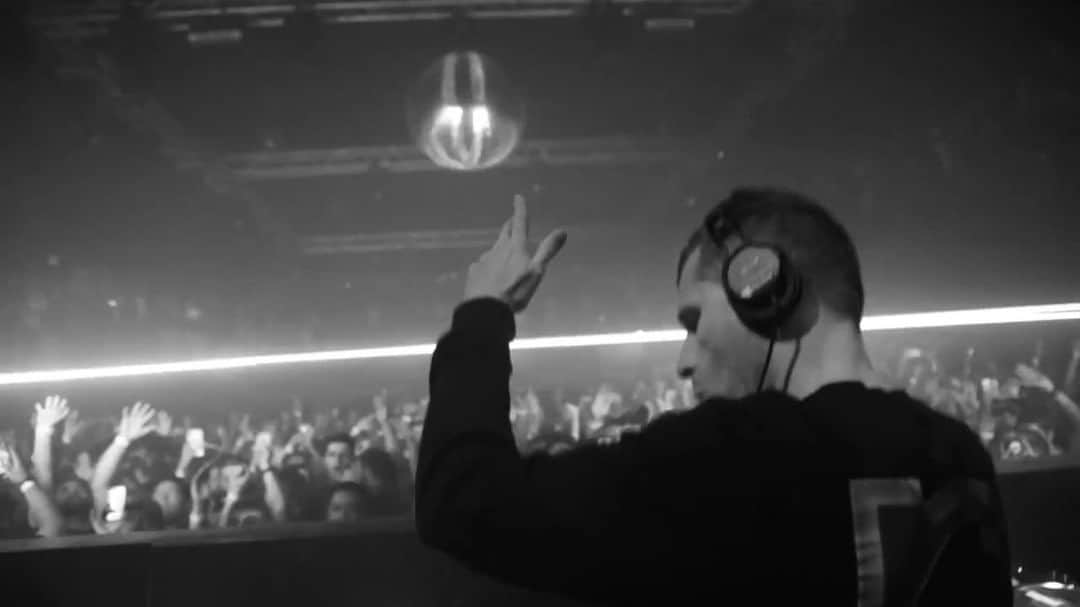 カスケイドのインスタグラム：「This one has been a long time in the making - ⁠ This Friday 06.26 celebrating @omrecords ⁠ #OmRecords25Years⁠ Kaskade + @DJColette: "When I'm With You"」