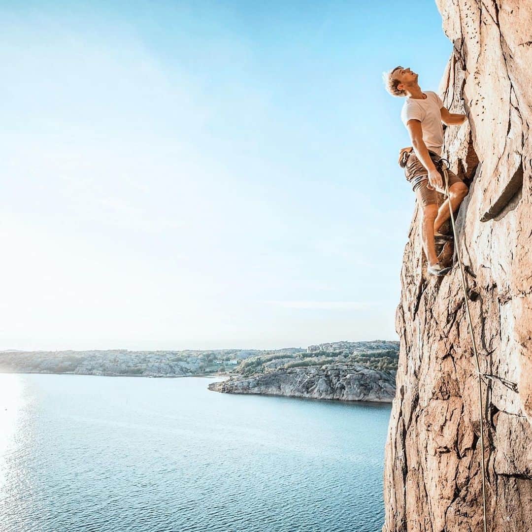 マチルダ・セーデルルンドさんのインスタグラム写真 - (マチルダ・セーデルルンドInstagram)「BOHUS CLIMBING TRIP! ⬆️ Här kan du klättra med mig och @torjo i augusti, för då anordnar vi två klätterresor till Bohuslän. Perfekt för en hemester-weekend nu i sommar! ▫️Personlig coachning och klättring på de bästa klipporna i Bohuslän ▫️Boende och mat på @villabro.se 😍 ▫️ Foton av @torjo när du klättrar ▫️ Passar alla klätternivåer  @torjo är en av mina mest kunniga och roliga klätterpartners (han har koll på ALLA trix och det är aldrig en tråkig stund). Dessutom har han stor koll och erfarenhet av klättringen i Bohuslän. Ser så mycket fram emot detta, hoppas att vi ses där! Tveka inte att höra av dig om du har några frågor.  All information finns i länken i bio. #bohusclimbingtrip」6月25日 2時57分 - matilda_soderlund