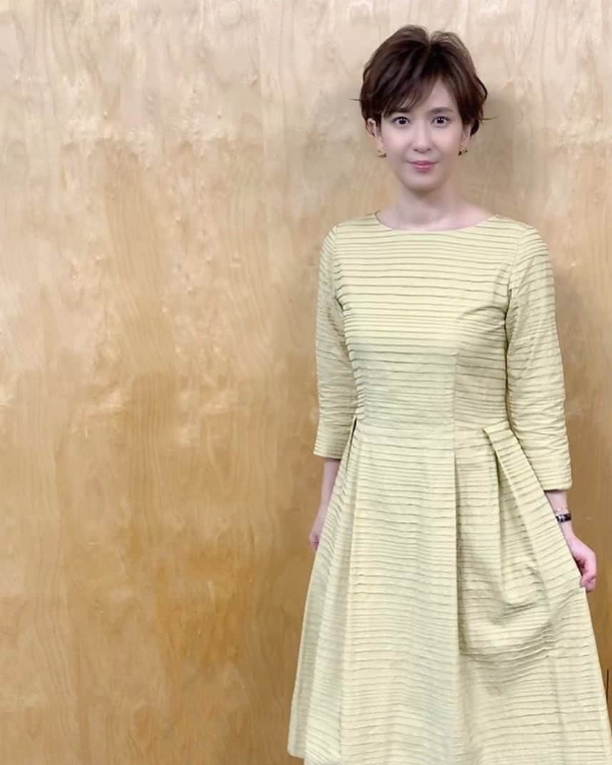 徳永有美さんのインスタグラム写真 - (徳永有美Instagram)「水曜日が終わりました。今日も一日おつかれさまでした…。東京は感染者が5/5ぶりに50人を超え、なかなか簡単ではない道のりを思いました。緊急事態宣言が解除されて1か月、東京アラートが解除されて2週間、県をまたぐ移動自粛が解除されたのが先週のこと。 経済活動が徐々に戻ってくれば、人との接触が増えるのは当然のことです。みんな気をつけてはいるけれど、会社や日常生活を取り戻せば、感染のリスクは他人事ではありません。大勢の人と同じフロアで働いていて常に感染予防に神経を向けるのは、なかなかつらいものがあるし、今まで自粛していた分、久しぶりに会えた職場の仲間とランチに行きたいのも飲みに行きたいと思うことも、きっと自然な流れであることと想像します。難しいですね…。しばらくはある程度の感染者数を抱えていきながら、経済を、仕事を、家庭を、生活をまわしていくという覚悟が必要なのでしょうか。 迷いながらも日々の現実を見据えつつ、少しだけ気を楽にしながら、進んでいけたらいいですね。 ゆっくり休めますように。 おやすみなさい。  #報道ステーション  #徳永有美 6/24 #yoshieinaba_official #Grossé @aya.f_makeup」6月25日 2時57分 - yumi_tokunaga.official