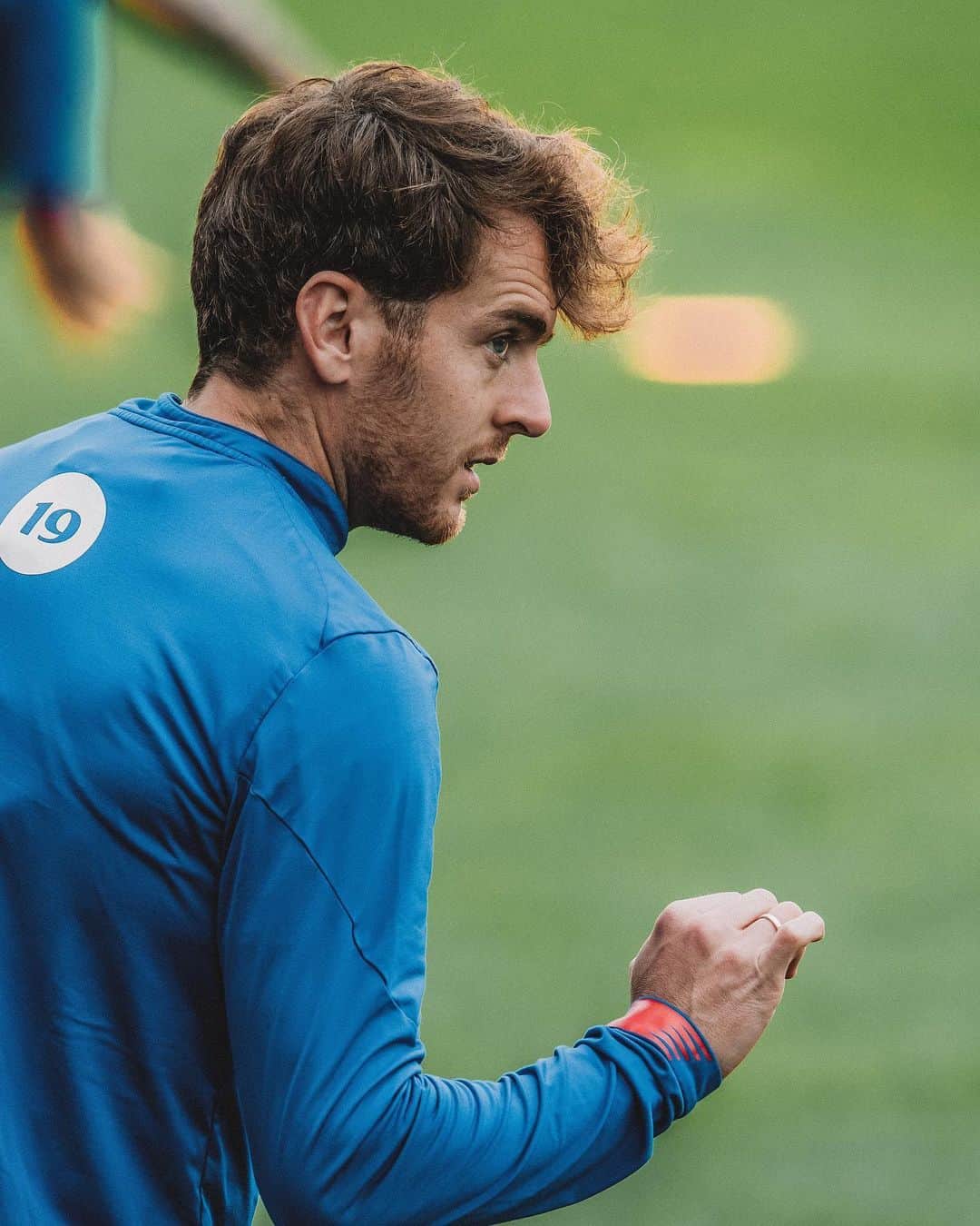 イバイ・ゴメスのインスタグラム：「Sa calma.  Mañana más! 🦁🔴⚪️」