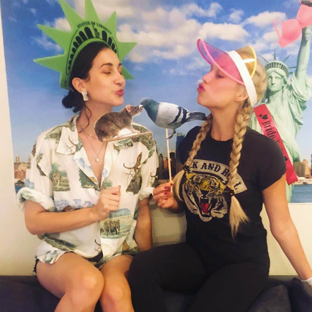 グレイシー・ドジーニーさんのインスタグラム写真 - (グレイシー・ドジーニーInstagram)「she’s beauty and she’s grace🗽 happy birthday S! no one I’d rather be a noob with 🐀❤️🐦」6月25日 3時01分 - iamgraciedzienny