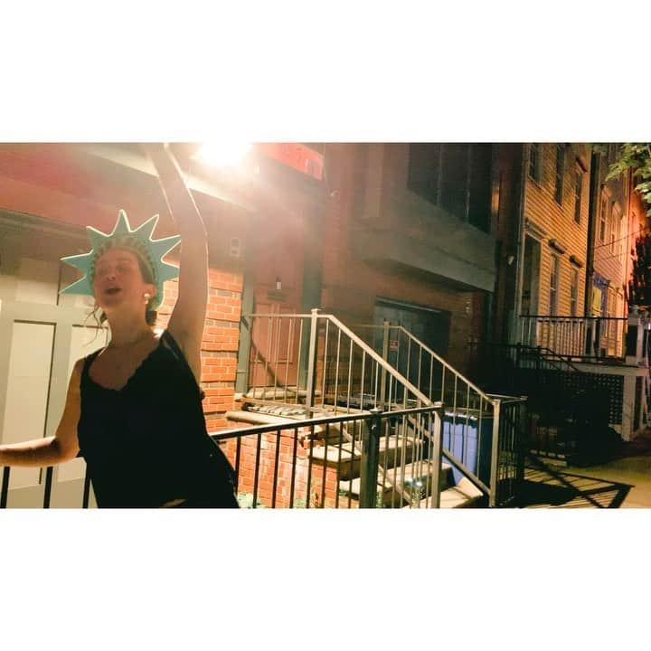 グレイシー・ドジーニーのインスタグラム：「she’s beauty and she’s grace🗽 happy birthday S! no one I’d rather be a noob with 🐀❤️🐦」