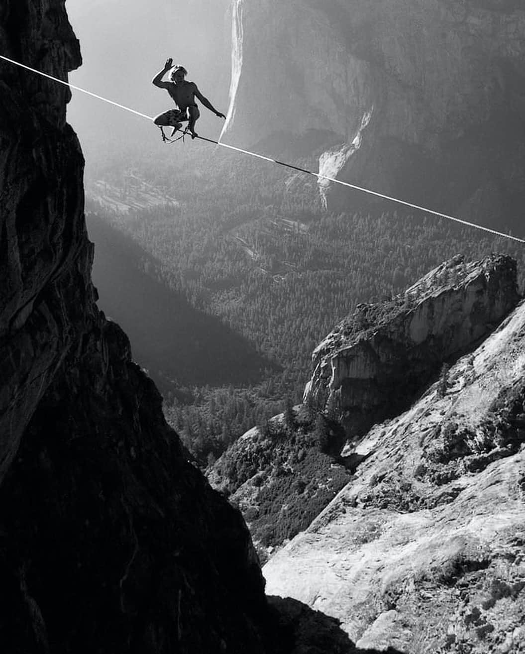 ジミー・チンさんのインスタグラム写真 - (ジミー・チンInstagram)「The time I have spent in Yosemite really shaped my life as a climber, photographer and filmmaker. It was in Yosemite that I took my first published photographs, met many of my best friends and mentors and shot two covers for National Geographic. And of course, we filmed Free Solo there. You could say it has a very special place in my heart. ⁣ ⁣ Two people I looked up to as a young climber and photographer were @yageryca and @pictures_of_fidelman. They lived, climbed and embodied the spirit of the Stone Masters. Over the years, @YagerYCA has collected significant pieces of climbing history and has given back to our community through efforts like @yosemitefacelift. @pictures_of_fidelman has probably spent more time documenting the heart and soul of the climbing tribe and culture in the Valley than anyone else I know. ⁣ ⁣ Along with the Yosemite Climbing Association they are ready to open their museum of historical climbing artifacts and a gallery of climbing art in Mariposa, CA. It’s a place to share and preserve Yosemite history, climbing artifacts and art. To help support, hit the Kickstarter link in my bio, donate and own some of the first YCA- printed photos and posters of the most iconic archival Yosemite images. Check out the photos available at the link in my bio or click the link at yosemiteclimbing.org.⁣ ⁣ Photo 1 - @corbinusinger surfing the Taft Point Highline. 📸 by @pictures_of_fidelman ⁣ ⁣ Photo 2 - @highsteph, free soloing Outer Limits in Yosemite Valley. 📸 by @pictures_of_fidelman ⁣ ⁣ Photo 3 - Frank Tarver and Warren Harding, racking up for the second ascent of the Lost Arrow Chimney. 📸 by Bob Swift, 1954  @yosguns @tommycaldwell」6月25日 3時04分 - jimmychin