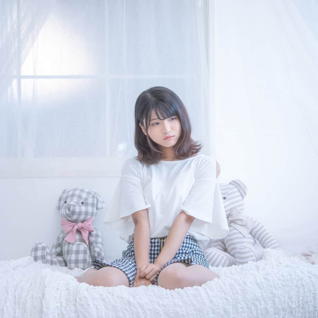 山本ゆうかのインスタグラム：「.﻿ ﻿ ﻿ ﻿ ﻿ ふわふわの雲みたいに﻿ 自由気ままに　生きていたいの﻿ 止まらない　もぉ止まらないの﻿ 2人だけの世界はまわる﻿ 戻れない　もぉ戻れないのに﻿ 泡のようにパチパチ消えて﻿ 夢なら覚めないで﻿ ﻿ ﻿ あんなにたくさん約束したのに﻿ どうしてあたしを置いて行くの﻿ さっきまではまるでファンタジーの世界だったのに﻿ ﻿ ﻿ ﻿ この写真見た時にこの歌思い浮かんだ﻿ ﻿ ﻿ #ベレー帽 #アニエスベー #agnesb #黒髪 #portrait #ポートレート #ポートレートモデル  #関西サロモ #被写体 #ポートレートしま専科  #キリトリセカイ #スクリーンに恋して #カメラマンさんと繋がりたい  #portraitphotography #good_portraits_world  #instagood #instaportrait #lovers_nippon  #イチナナライブ #17live #イチナナライバー #17直播」