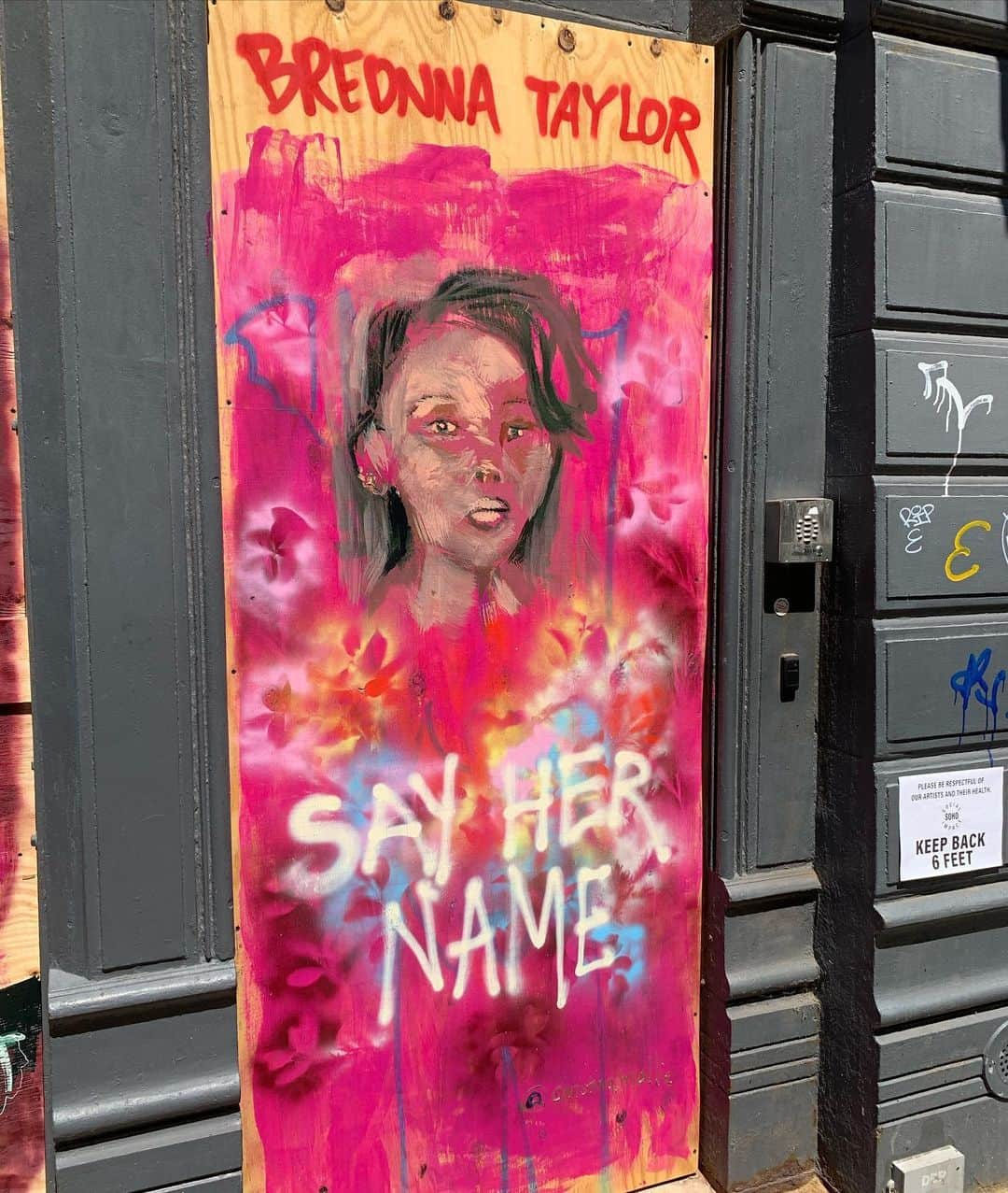 エルザ・ホスクさんのインスタグラム写真 - (エルザ・ホスクInstagram)「Walking through my neighborhood in NYC today❤️ All the boarded up stores have slowly been turned into hundreds of murals, an art gallery of messages for justice... walking by these paintings is a daily reminder of racial injustice,healing, optimism, truth and love. And also a reminder that this neighborhood was once created by artists❤️ (I tagged the artists I could find, pls let me know any artists I couldn’t find)」6月25日 3時17分 - hoskelsa