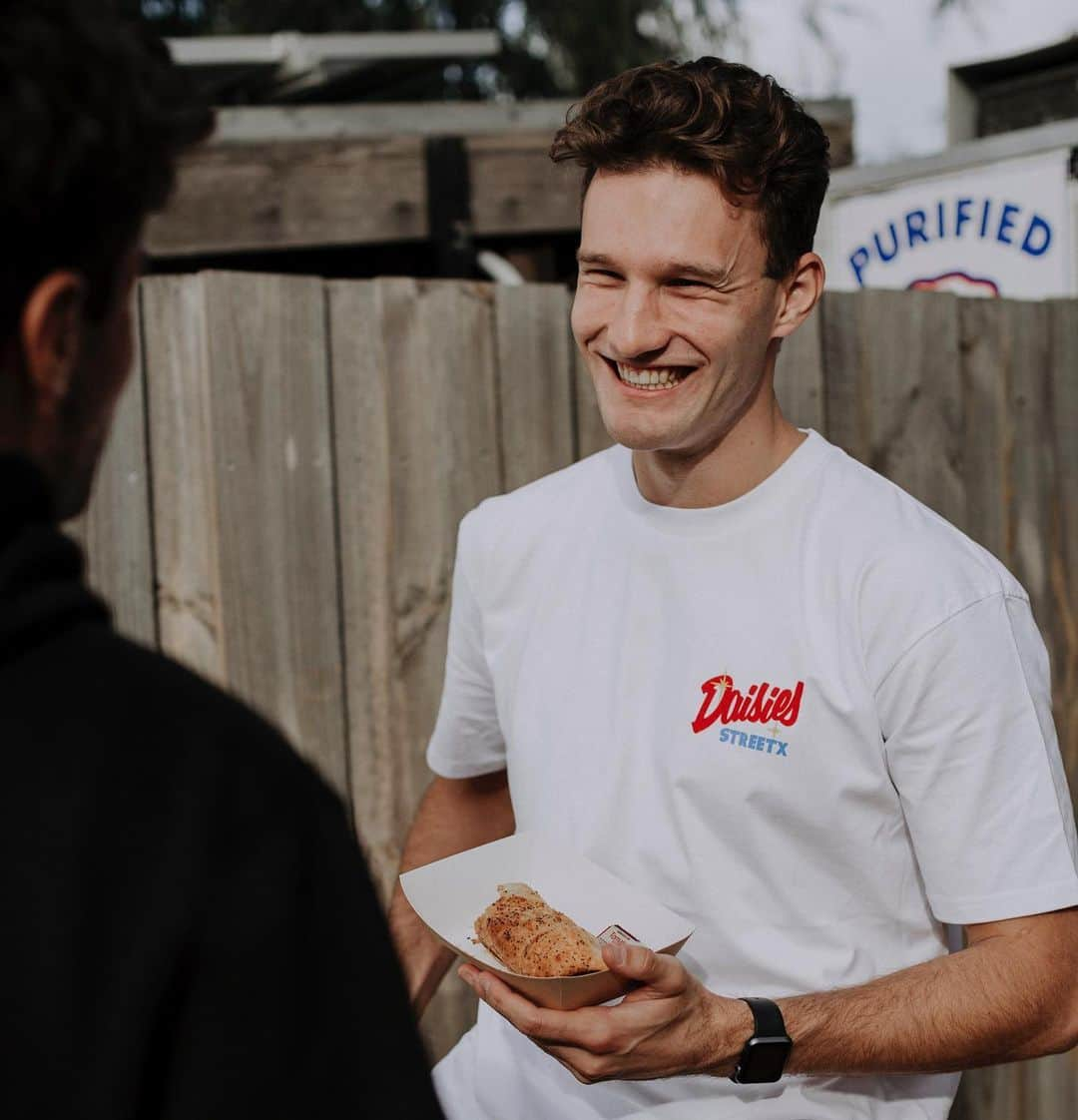 カーティス・マーシャルさんのインスタグラム写真 - (カーティス・マーシャルInstagram)「Anything for a free coffee aye @declancarruthers ☕️ . . . Get down to @daisiescottesloe this Saturday for some dope merch and a free sausage roll 🌭」6月24日 18時23分 - kurtismarschall