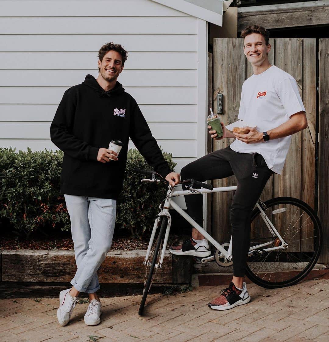 カーティス・マーシャルのインスタグラム：「Anything for a free coffee aye @declancarruthers ☕️ . . . Get down to @daisiescottesloe this Saturday for some dope merch and a free sausage roll 🌭」