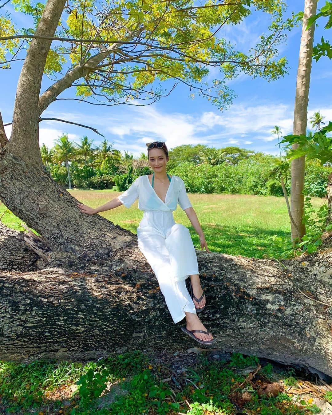 川上愛さんのインスタグラム写真 - (川上愛Instagram)「可愛い木や花がたくさんあって﻿ すごく気持ちいい場所だったここは﻿ フィジーの小さな離島のどこか😂﻿ ﻿ 現地の船人さんが連れてってくれたんだけど﻿ 今どれだけ考えても島の名前が思い出せない😭﻿ ﻿ なんだっけなぁー、、🤔🤔🤔﻿ ﻿ このとき着てるロンパースは @gestore.fam の👗﻿ 水着の上に便利だったなぁー🏝﻿」6月24日 18時23分 - manakawakami