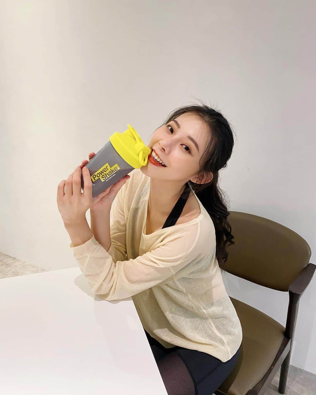 張香香のインスタグラム：「運動要搭配飲食控制效果才會更好💪🏻 最近運動後或大餐後的下一餐都會來一杯 #m2超能奶昔 含36%植物性蛋白 相當於1.6顆雞蛋：大豆蛋白+碗豆豆白 可以補充體力 增加能量代謝讓運動效果大大提升！ 有三種口味可以選擇～ 榛果可可🍫：可可多酚+MCT 針對代謝做加強 是我最喜歡口味😋 草莓優格🍓：草莓多酚+MCT 控制體態 還能養顏美容😳 抹茶拿鐵🍵：綠茶萃取+ L-肉鹼 清爽解油膩 大餐前也很適合喝👌🏻 買4盒組還贈送品牌搖搖杯 快速８秒沖泡 能輕鬆取代正餐或手搖飲 富含蛋白質及蔬果纖維 方便補充營養 在維持體態的路上能夠更事半功倍😚 屈臣氏和iQueen愛女人購物網都買得到～ 有興趣可以試試看😆 - #M2輕次方 #我的奶昔有超能力 #控熱斷糖超纖」