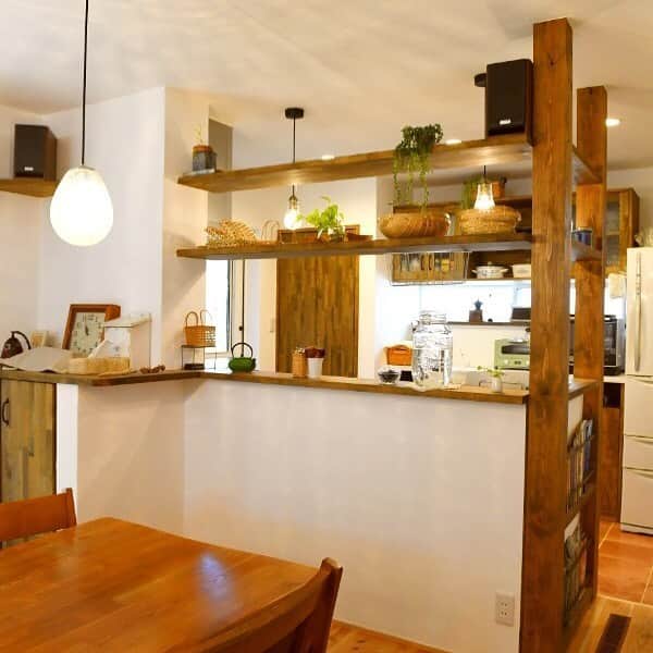 のインスタグラム：「カフェのような造作キッチン。 リビングを見渡せるから、ご家族との会話を楽しみながら料理ができる。 ・ ------------------------------------------- 🏡LINE友達追加 毎週イベント情報や豆知識を配信♪ こちら👉@sh.lineinfo ------------------------------------------- 🏠さつまホームメインページ オシャレな施工例を配信中！ こちら👉@satsumahome ------------------------------------------- 🏠さつまホーム資料請求専用ページ 資料請求ご希望の方は こちら👉@sh.request ------------------------------------------- 🏠さつまホームイベント専用ページ イベント情報・予約をご希望の方は こちら👉@sh.eventinfo ------------------------------------------- ・ #さつまホーム #無添加住宅 #漆喰 #無垢床 #箕面 #北摂 #goooodhome #くらし #instahouse #instahome #キッチン #造作 #造作キッチン #ナチュラル #ナチュラルインテリア #カウンター #観葉植物 #キッチン小物 #ペンダントライト #ダイニングテーブル #ダイニングセット #ライティングレール #冷蔵庫 #レンジ #オーブン #スピーカー #暖かい家 #リビング #インテリア #植物のある暮らし」