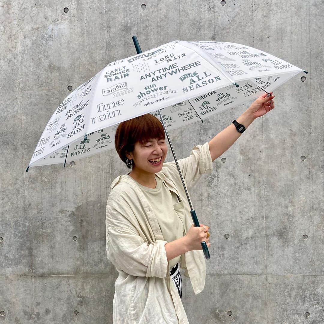 ニコアンドさんのインスタグラム写真 - (ニコアンドInstagram)「【Rain goods】﻿ niko and ... オリジナルレイングッズのご紹介です。﻿ ﻿ 雨の日に持つとウキウキした気分になれる﻿ 可愛いプリントの入ったビニール傘は﻿ この梅雨シーズン、特におすすめのアイテム！﻿ ﻿ スワイプで他の柄も紹介しています▷▷▷﻿ ﻿ 価格は ¥800〜 と、どれも買いやすく ビニール傘に見えない程、丈夫な作りです！  他にもニコアンドではレイングッズを 多数ご用意しております。 是非、お好きな柄やサイズを 見つけてみてください！ ﻿ ﻿ TOP @nikoandtokyo﻿ ﻿ #nikoand #nikoandtokyo #であうにあう#styleeditrialbrand#uni9uesenses #harajuku #jingumae #tokyo #東京 #japan #日本 #渋谷 #原宿 #表参道 #shibuya #神宮前 #omotesando #ニコアンド #ニコアンドトーキョー #菅田将暉 #小松菜奈 #レイングッズ #Raingoods #傘 #umbrella #ビニール傘 #雨の日コーデ #雨 #梅雨 #梅雨入り」6月24日 18時26分 - nikoandtokyo