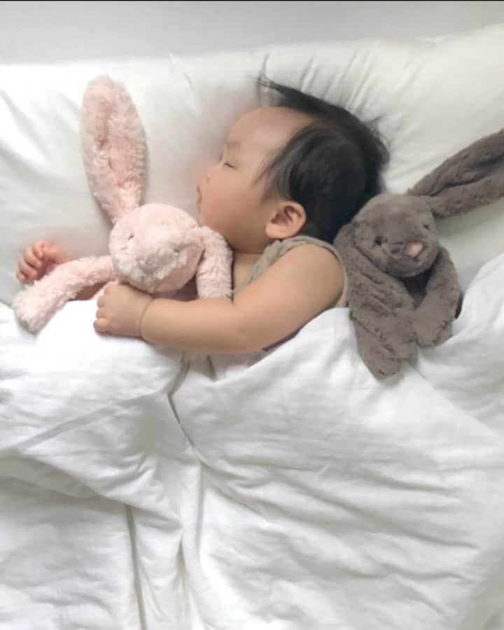 MOMOツインズのインスタグラム：「Bunny fairies 🐰🐰 #sweetdreams #tuckmein」