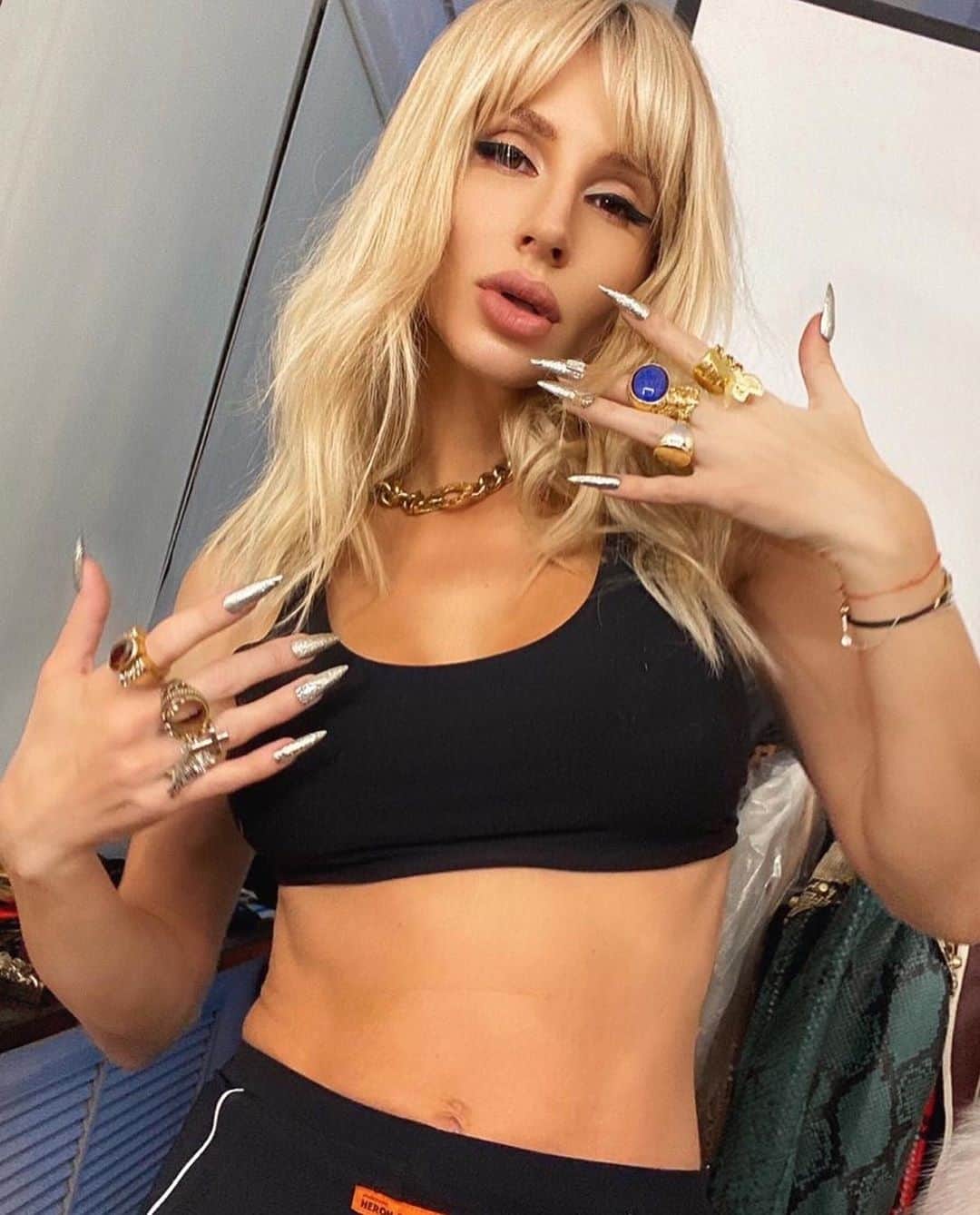 RU.TVさんのインスタグラム写真 - (RU.TVInstagram)「📸 Loboda всегда выделяется своим стилем. Певица любит яркие и необычные вещи, и маникюр не исключение! Дизайн — блестящий металлик обязательно привлечёт внимание фанатов! ⠀ 💅 А какой маникюр предпочитаешь ты? Нюдовые оттенки или тоже нравится яркие варианты? ⠀ #rutv #рутв #loboda @lobodaofficial」6月24日 18時30分 - ru_tv