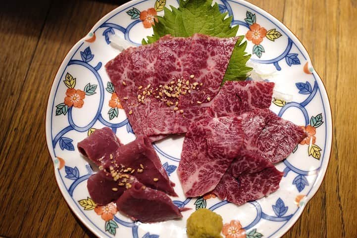 福岡グルメ 福岡ランチ「デビログ」さんのインスタグラム写真 - (福岡グルメ 福岡ランチ「デビログ」Instagram)「やっぱり夜中の内臓肉はやめられない💦 大名の『ジャストミート』で刺身（ハラミ、ハツ、サガリ）、「もつ煮込み」380円(税別)、白モツと赤モツが両方入った「赤白盛り」2,980円(税別) これは身体が生き返るねぇ😋👌 ここもコロナの影響で営業時間が短縮になっとった😭 . メニューはデビログに掲載しとります。 . #ジャストミート #福岡市中央区大名 1-14-5 1階B号室 092-791-3429 17:00～1:00 (0:00 LO) 日曜日営業 不定休 . ♦️福岡グルメ 福岡ランチの店舗探しならブラウザで「デビログ」で検索👉 ♦️お得な情報やディープな店舗情報はブラウザで「もっとデビログ」で検索👉 . #福岡肉 #福岡焼肉 #大名グルメ #大名肉 #大名焼肉 #福岡 #博多 #fukuokapics #fukuoka #fukuokacity #hakata #fukuokagourmet #IGersJP #ig_japan #福岡グルメ #福岡ランチ #福岡ごはん #福岡ご飯 #食べログ福岡 #福岡飯 #福岡食べ歩き #福岡インスタグルメ #インスタグルメ福岡」6月24日 18時31分 - devi_takahashi