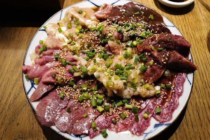 福岡グルメ 福岡ランチ「デビログ」さんのインスタグラム写真 - (福岡グルメ 福岡ランチ「デビログ」Instagram)「やっぱり夜中の内臓肉はやめられない💦 大名の『ジャストミート』で刺身（ハラミ、ハツ、サガリ）、「もつ煮込み」380円(税別)、白モツと赤モツが両方入った「赤白盛り」2,980円(税別) これは身体が生き返るねぇ😋👌 ここもコロナの影響で営業時間が短縮になっとった😭 . メニューはデビログに掲載しとります。 . #ジャストミート #福岡市中央区大名 1-14-5 1階B号室 092-791-3429 17:00～1:00 (0:00 LO) 日曜日営業 不定休 . ♦️福岡グルメ 福岡ランチの店舗探しならブラウザで「デビログ」で検索👉 ♦️お得な情報やディープな店舗情報はブラウザで「もっとデビログ」で検索👉 . #福岡肉 #福岡焼肉 #大名グルメ #大名肉 #大名焼肉 #福岡 #博多 #fukuokapics #fukuoka #fukuokacity #hakata #fukuokagourmet #IGersJP #ig_japan #福岡グルメ #福岡ランチ #福岡ごはん #福岡ご飯 #食べログ福岡 #福岡飯 #福岡食べ歩き #福岡インスタグルメ #インスタグルメ福岡」6月24日 18時31分 - devi_takahashi