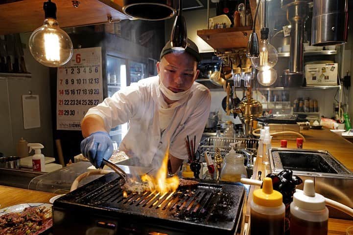 福岡グルメ 福岡ランチ「デビログ」さんのインスタグラム写真 - (福岡グルメ 福岡ランチ「デビログ」Instagram)「やっぱり夜中の内臓肉はやめられない💦 大名の『ジャストミート』で刺身（ハラミ、ハツ、サガリ）、「もつ煮込み」380円(税別)、白モツと赤モツが両方入った「赤白盛り」2,980円(税別) これは身体が生き返るねぇ😋👌 ここもコロナの影響で営業時間が短縮になっとった😭 . メニューはデビログに掲載しとります。 . #ジャストミート #福岡市中央区大名 1-14-5 1階B号室 092-791-3429 17:00～1:00 (0:00 LO) 日曜日営業 不定休 . ♦️福岡グルメ 福岡ランチの店舗探しならブラウザで「デビログ」で検索👉 ♦️お得な情報やディープな店舗情報はブラウザで「もっとデビログ」で検索👉 . #福岡肉 #福岡焼肉 #大名グルメ #大名肉 #大名焼肉 #福岡 #博多 #fukuokapics #fukuoka #fukuokacity #hakata #fukuokagourmet #IGersJP #ig_japan #福岡グルメ #福岡ランチ #福岡ごはん #福岡ご飯 #食べログ福岡 #福岡飯 #福岡食べ歩き #福岡インスタグルメ #インスタグルメ福岡」6月24日 18時31分 - devi_takahashi