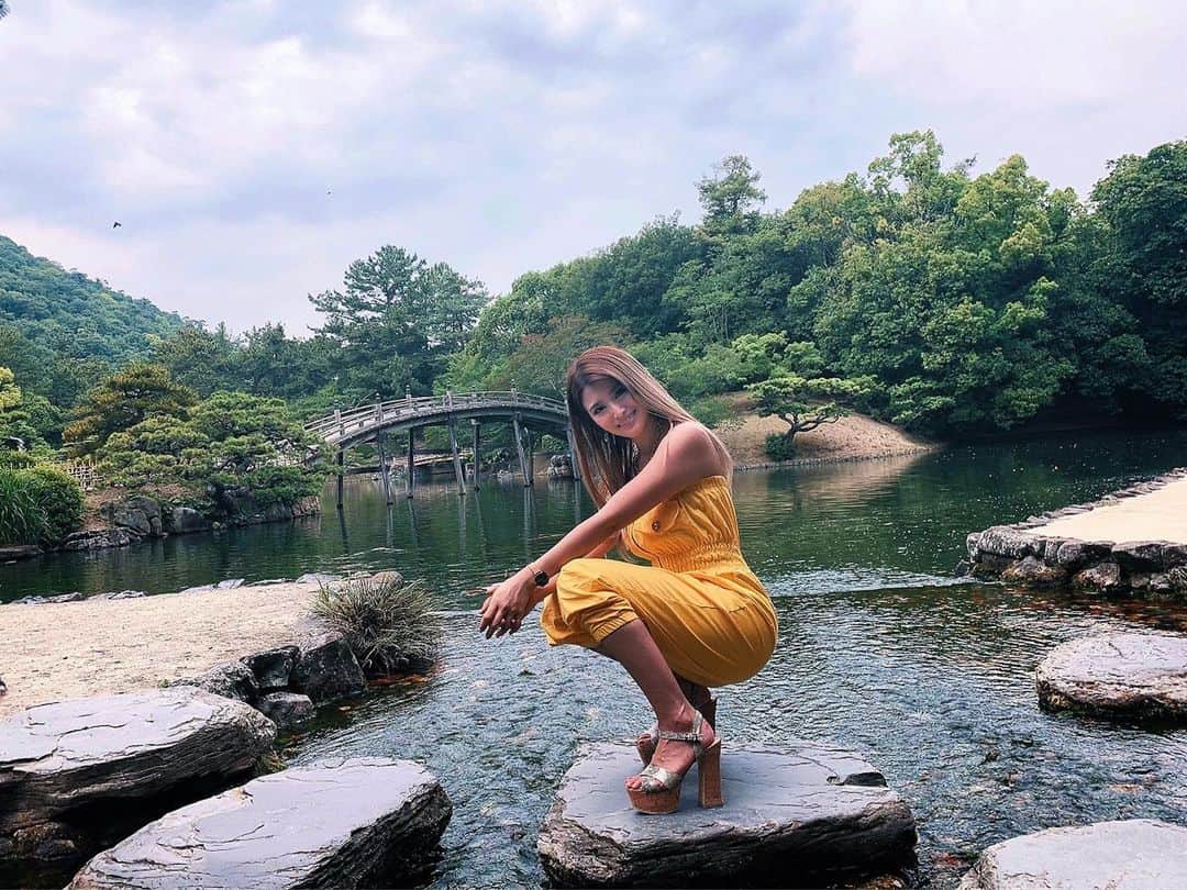 鈴木まりなのインスタグラム：「  ミシュラン観光ガイド最高評価の栗林公園❤️ 世界が認めた庭園は美しい眺めでした🌳👒     #栗林公園 #香川県 #ritsuringarden #kagawa」