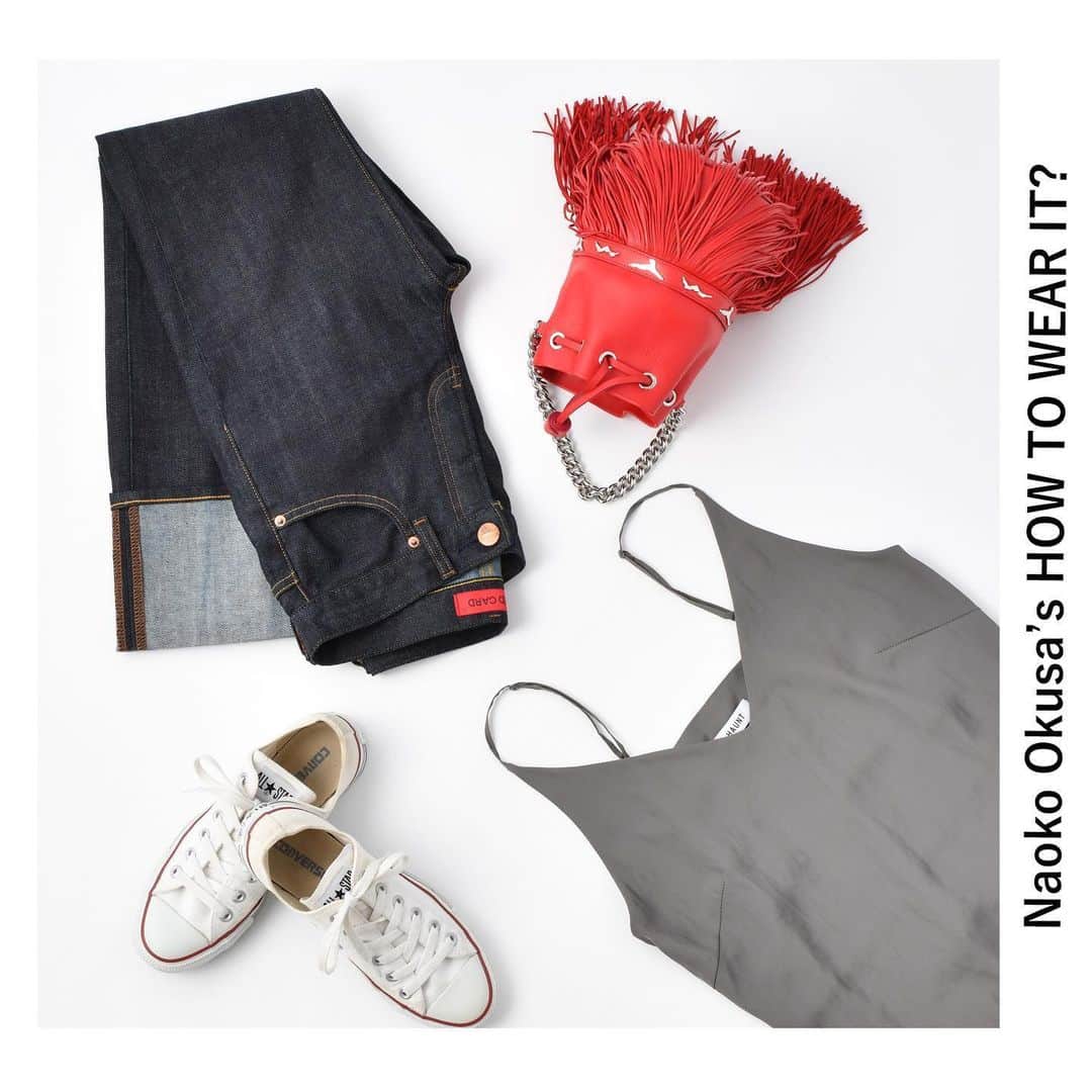 のインスタグラム：「Naoko Okusa’s HOW TO WEAR IT? ﻿ ﻿ 〜Featured item 〜﻿ ﻿ ——————————————————﻿ 「びっくりするほど脚が長く見える、このレッドカード。ことさら女っぽさをアピールしていないのに、実はなんだかはくとセクシーなんだな。キャミソール、スニーカー、ロックなバッグ。こんなふうに、やんちゃにコーディネートしたい！」 by Naoko Okusa﻿ ——————————————————﻿ DENIM : Liberty Roll Up NO.14421R-srg PRICE : ¥19,000+tax﻿ ———————————————————﻿ @naokookusa ﻿ #redcard #redcardtokyo #howtowearit #redcarddenim #レッドカード #レッドカードデニム #デニム #denim#jeans #ロールアップ #ロールアップデニム #rollup #intheknowgl #naokookusa #大草直子 さん#jeansstyle #denimstyle」