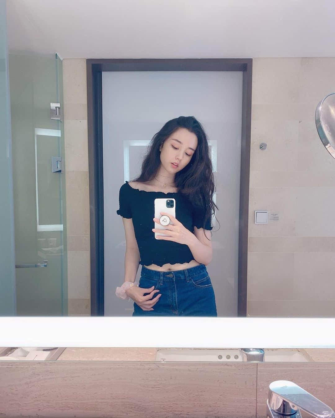 ティア さんのインスタグラム写真 - (ティア Instagram)「조명빨🌟 I need to get myself one of these mirror lights.✨」6月24日 18時45分 - tia_0315