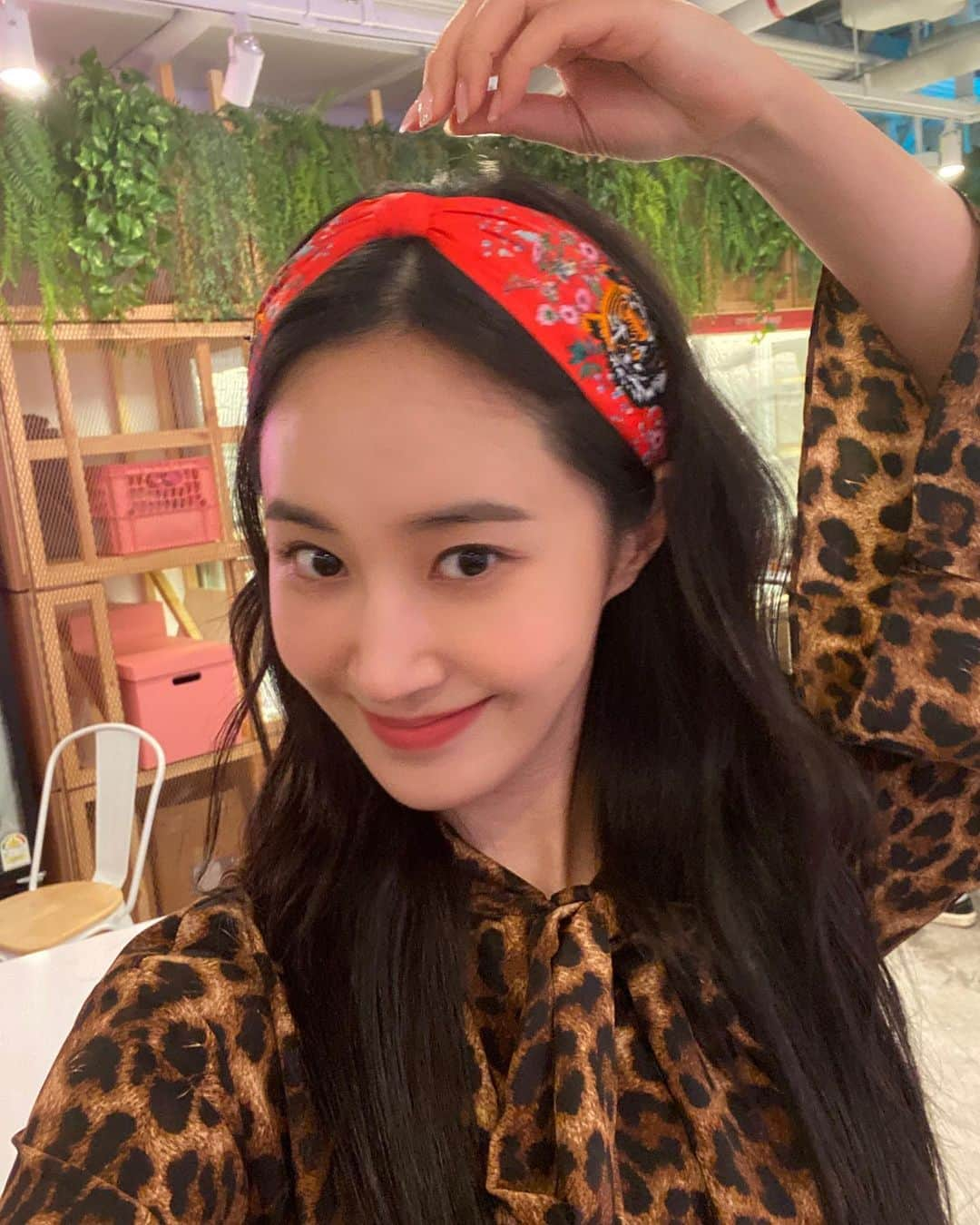 ユリ さんのインスタグラム写真 - (ユリ Instagram)「이소라언니 Red Leopard Hairband 선물 ⠀ ⠀ ⠀ 🔥유리한식탁 🔥 을 흔들고 가셨다  #유리한식탁 #건강식 #건강하지만사우나맛#무조건건강해는요리#짐승룩#내가표범이다 @esora777」6月24日 18時58分 - yulyulk