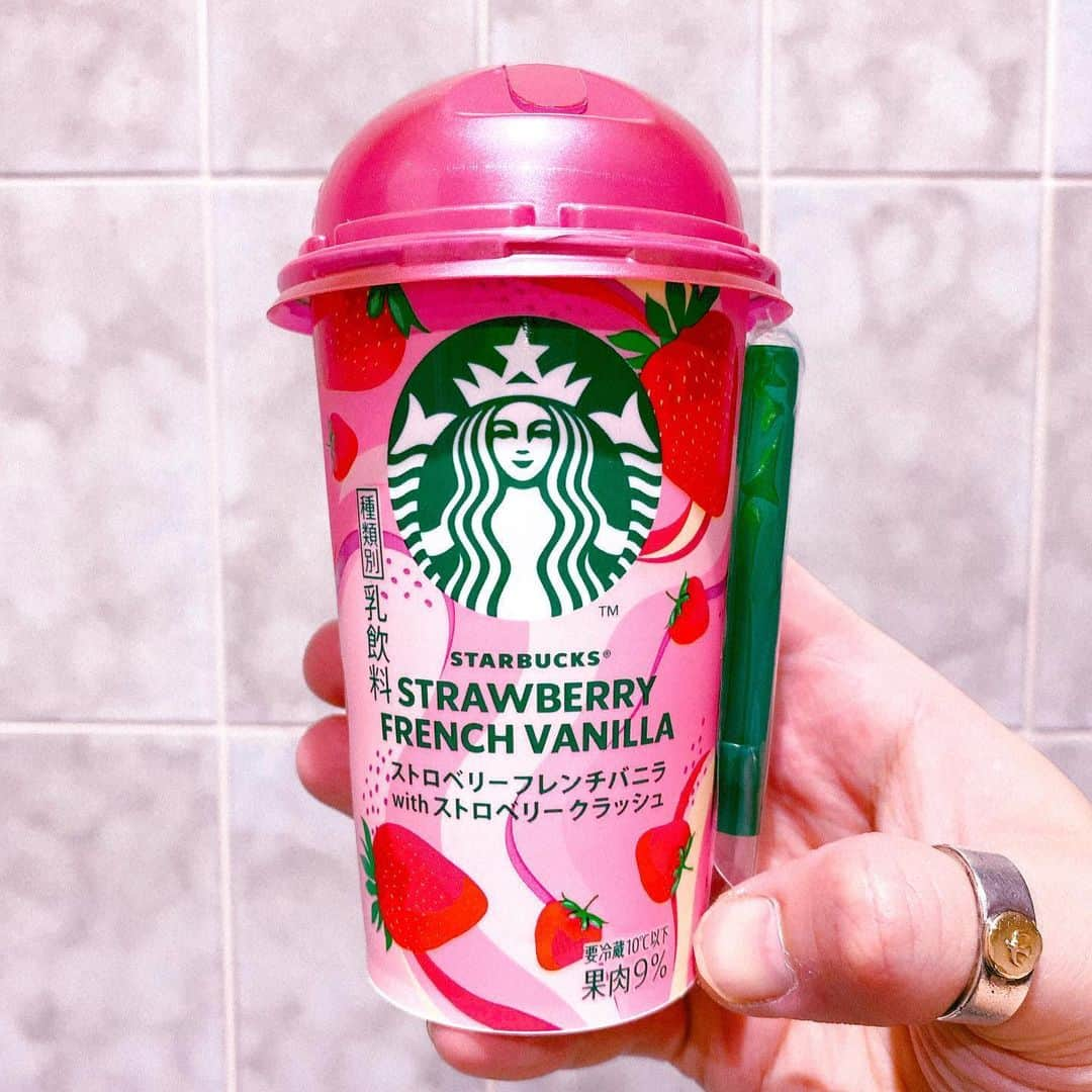 JULIANさんのインスタグラム写真 - (JULIANInstagram)「【STARBUCKS】@starbucks_j  #ストロベリーフレンチバニラwithストロベリークラッシュ  #ストロベリー #いちご #ピンク #新作  #おうち時間 #おうちカフェ #おうちスタバ #starbucks #スターバックス #スタバ好き  #スタバ好きな人と繋がりたい #スタバラ部  #instastarbucks #チルドカップ #スタバグラム  #スタバ #スタバ新作 #コンビニ限定 #ファミマ  #カフェ部 #カフェ活 #カフェ  #カフェ巡り #カフェ好き #カフェ巡り好きな人と繋がりたい  #カフェ好きな人と繋がりたい  #スイーツ #デザート #スイーツ好きな人と繋がりたい」6月24日 19時01分 - julian_official_jp