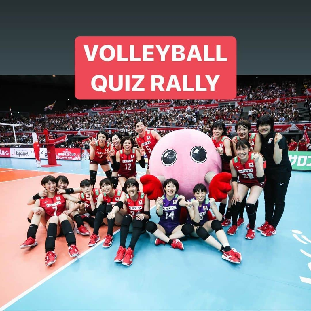 鍋谷友理枝のインスタグラム：「🏐バレーボールクイズラリー🏐 . @yuki.ishii 選手より回ってきましたので、 出題させていただきます！ . みなさん頑張って解いてみてくださいね✨ . Q.サーブ時にサーブを打つ側の味方選手が 相手レシーバーにサーバーを見え辛くするために ブロックの構えや、ポジショニングで妨害する行為の反則の名称はなんでしょうか？？ . ①ブロック ②スクリーン ③ミラーリング ④クローズ . さて、どれでしょうか🏐？？ . 実際にこの行為が反則として取られるシーンに出くわしたことは一度もないので 少々難しいかもしれません😝 . . ⚠️答えが分かってもコメントに載せちゃダメですよ⚠️ 答え以外のコメントはたくさんお待ちしてます😃 解答は明日ストーリーにて配信します☺️ . #バレーボールクイズラリー  #バレーボール  #火の鳥nippon  #龍神nippon  #デンソーエアリビーズ  #vリーグ」