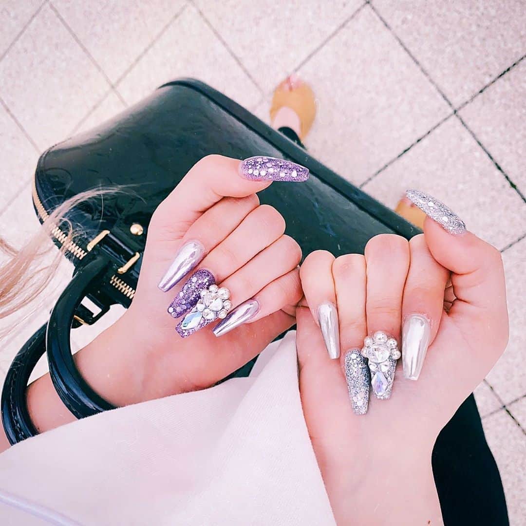 アンジェリカのインスタグラム：「❤︎❤︎ . やっとやっとネイル復活〜🤎💅🏽 ミラーとホログラムにしたンゴ ぎゃんかわｯ🤎お気に入りすぎｯ  お初のなつきさ〜ん❤︎❤︎❤︎ @channa1226 . ❤︎❤︎ #ネイル #ねいるデザイン #ホログラムネイル #ミラーネイル #nail #スカルプネイル #可愛い#自宅ネイルサロン #コーデ #私服」