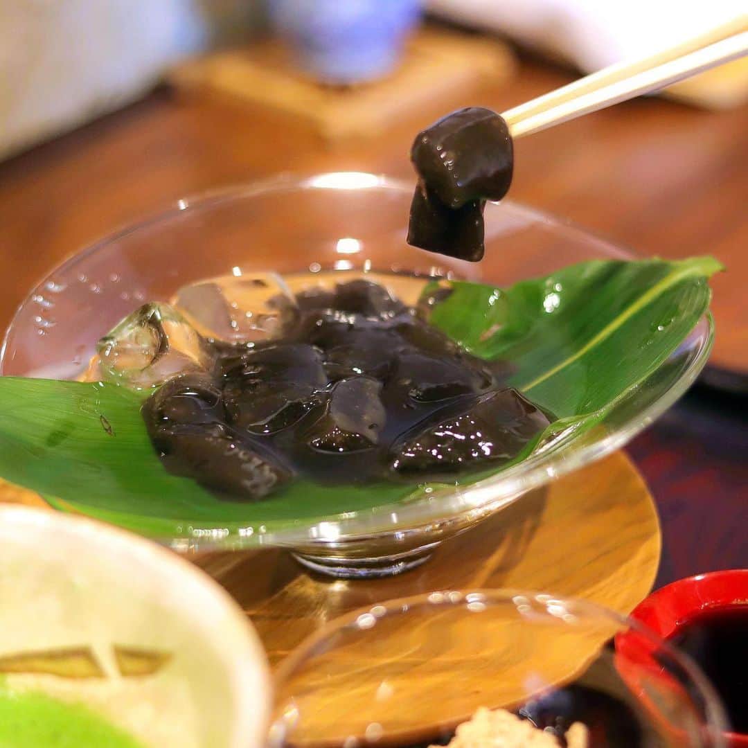 きょん。さんのインスタグラム写真 - (きょん。Instagram)「. .  和食割烹　但  新神戸の 名割烹料理店 @tan__0212 の お昼間が 甘味処に。  初めてたべた 本わらび粉を 100%使用した わらび餅。  練りに練られて 生まれたコシと風味の強さに “わらび餅とは" が確立。  #和食割烹但 #sweets#warabimochi」6月24日 19時04分 - kyon_tokiiro